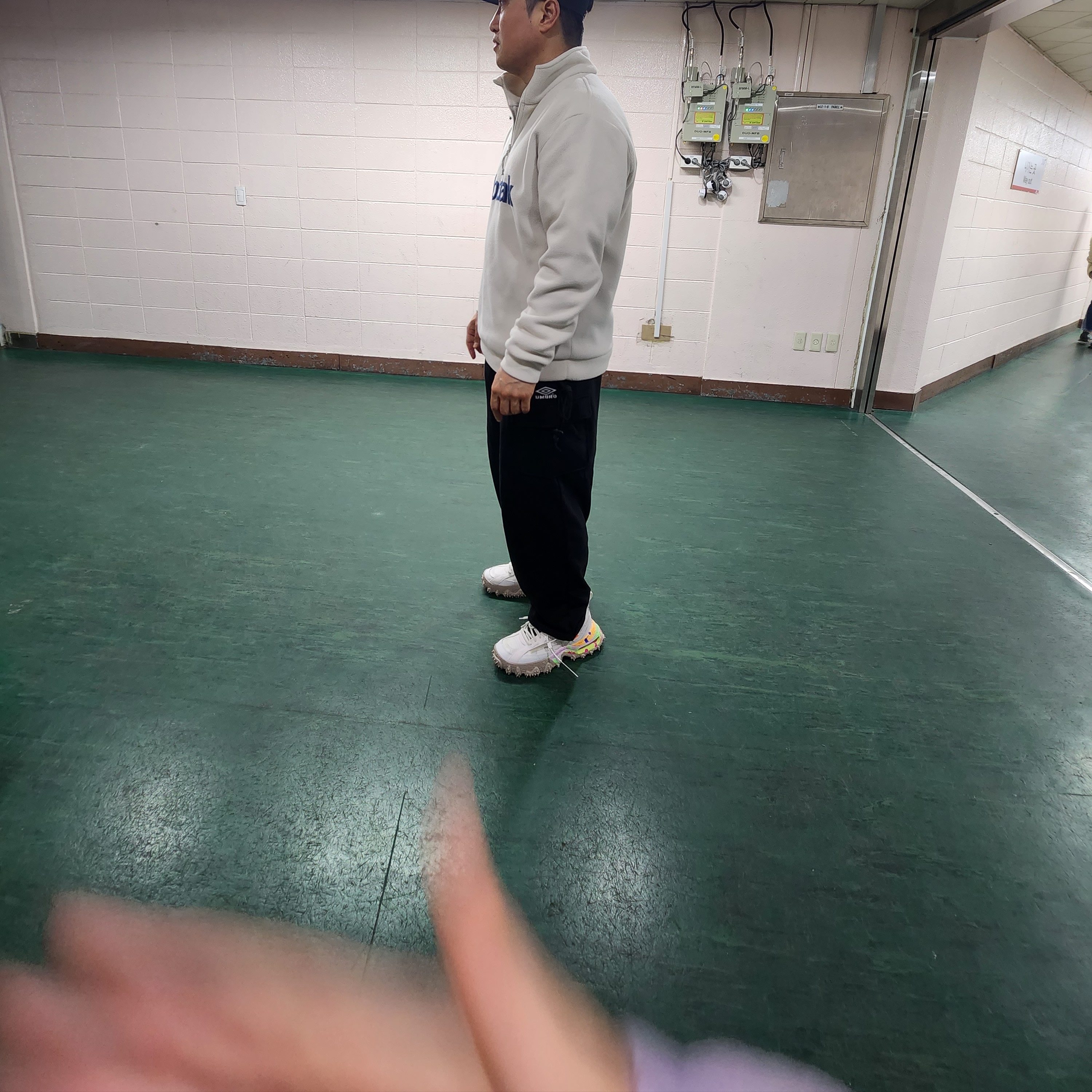 나이키 x 오프화이트 테라 포마 서밋 화이트 앤 싸이킥 퍼플 착용 스타일 - 2