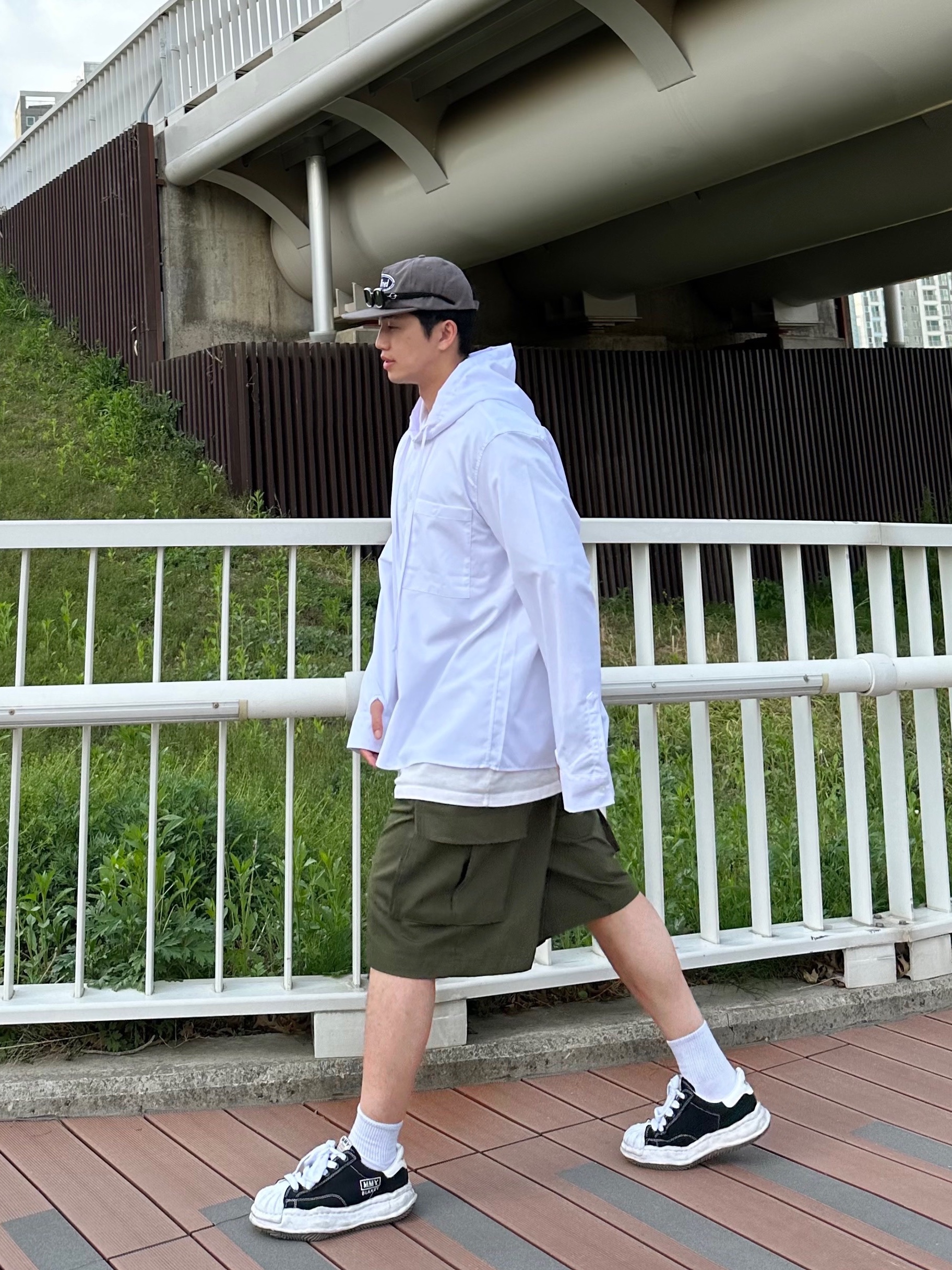 메종 미하라 야스히로 블레이키 OG 솔 캔버스 로우탑 스니커즈 블랙 화이트 착용 스타일 - 5