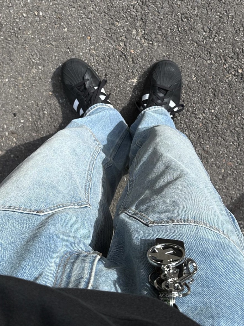 Stussy Surfman Keychain Silver, Adidas Superstar Core Black White 착용 스타일 - 1