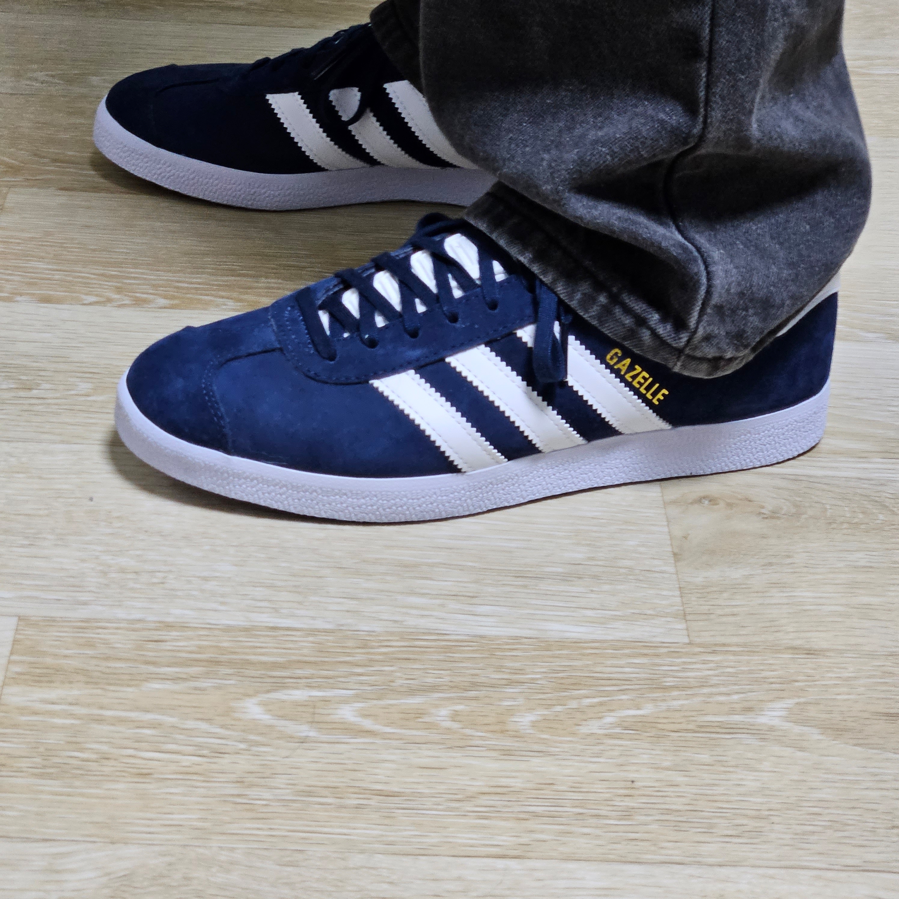 Adidas Gazelle Collegiate Navy 착용 스타일