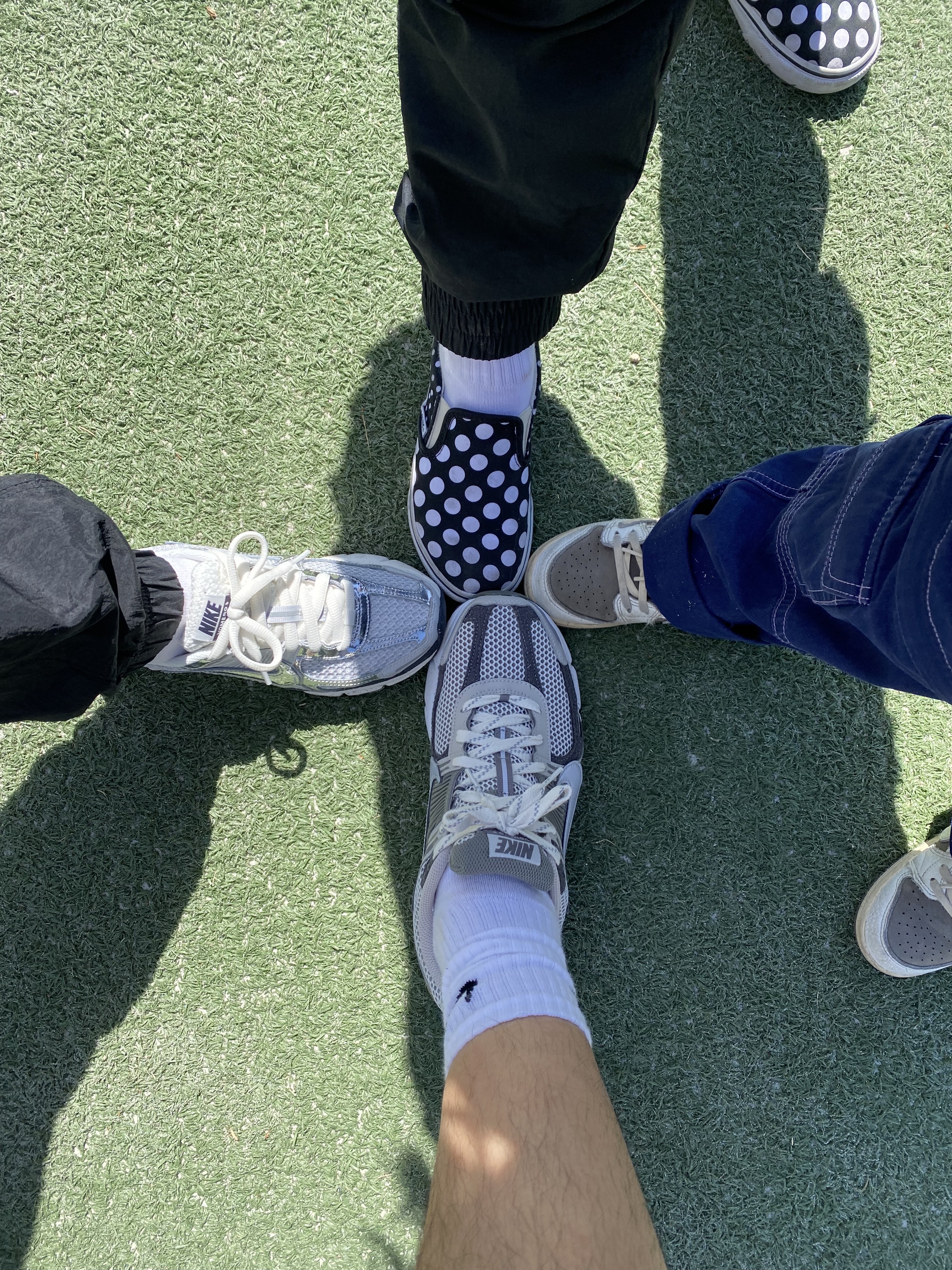 (W) Nike Zoom Vomero 5 Photon Dust and Metallic Silver, (TD) Jordan 1 x Travis Scott Retro Low OG SP Sail and Ridgerock 착용 스타일