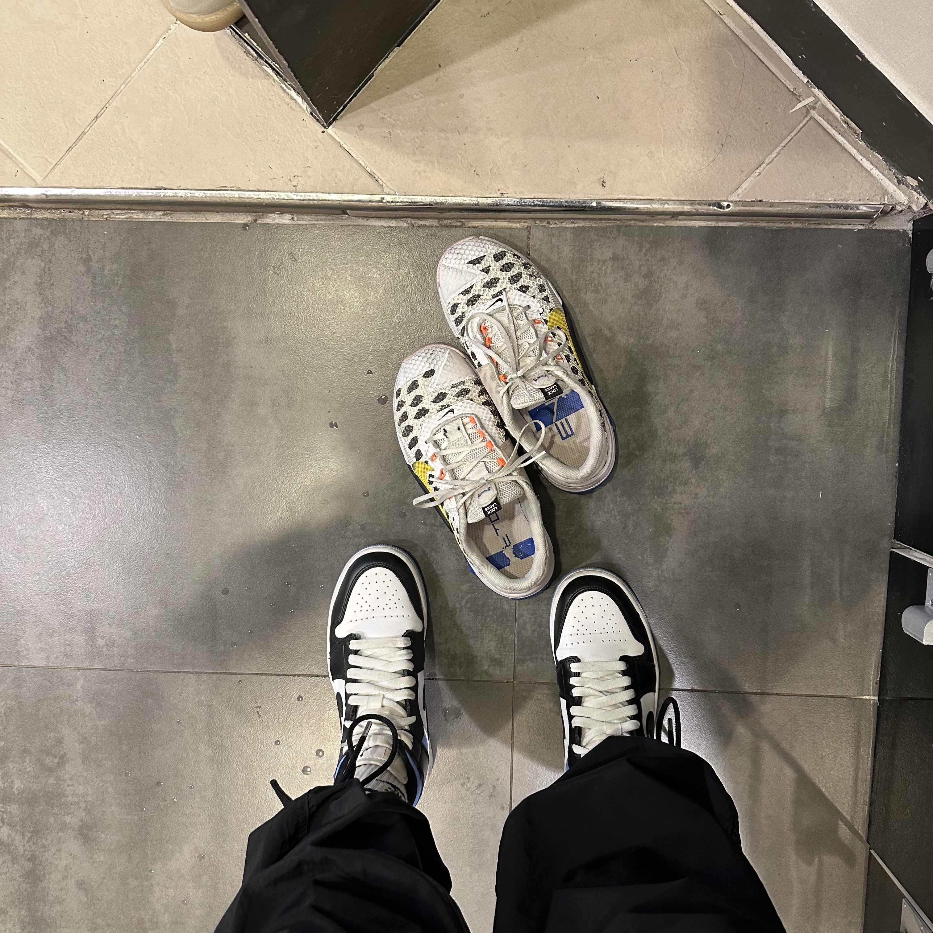 (W) Jordan 1 Mid White Black University Blue, Nike Metcon 7 White Black 착용 스타일 - 1