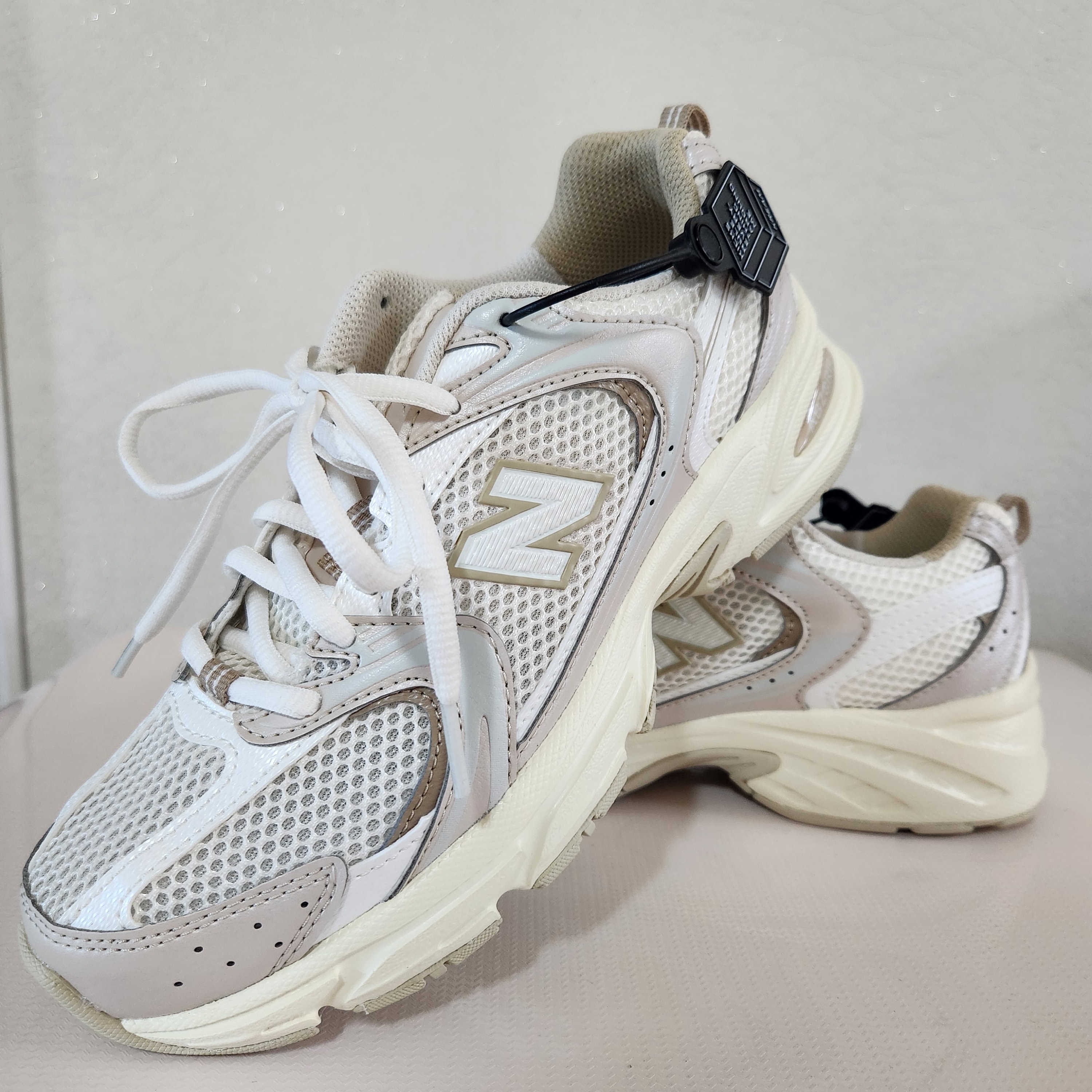 New Balance 530 Beige Angora 착용 스타일 - 2
