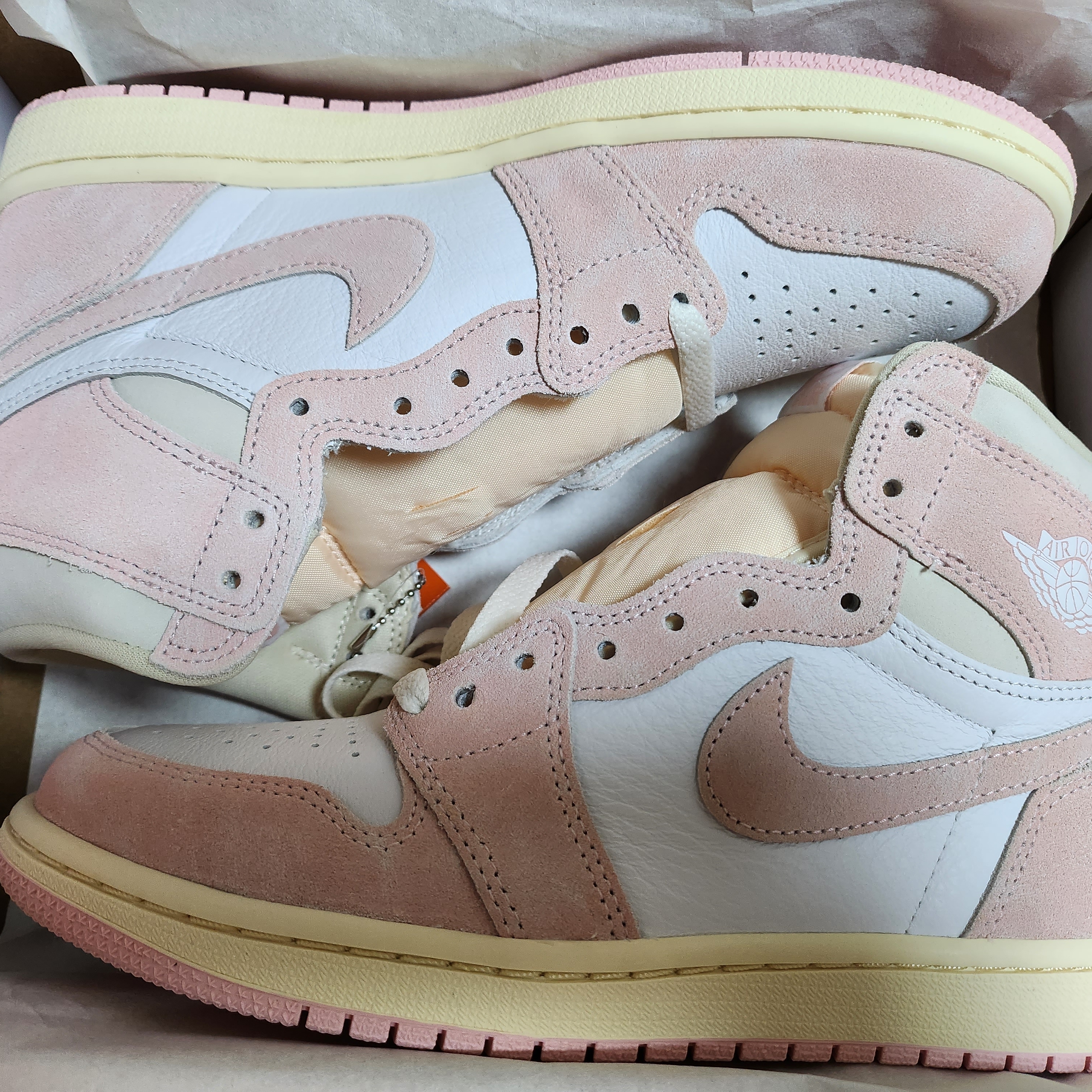 (W) Jordan 1 Retro High OG Coconut Milk and Sail 착용 스타일