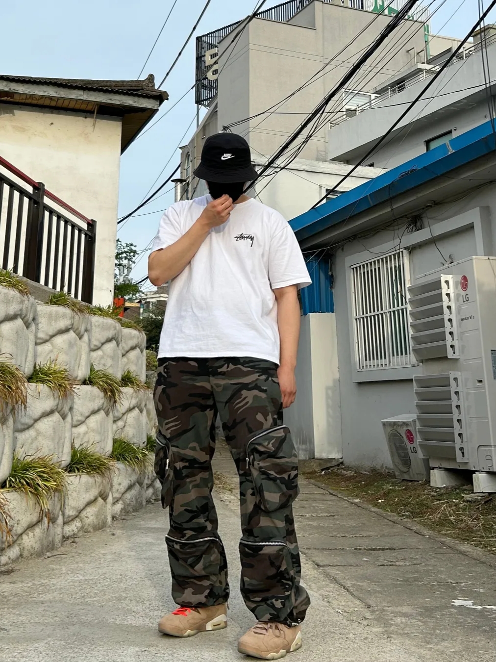 Jordan 6 x Travis Scott Retro SP British Khaki, Stussy Fuzzy Dice T-Shirt White 착용 스타일 - 1