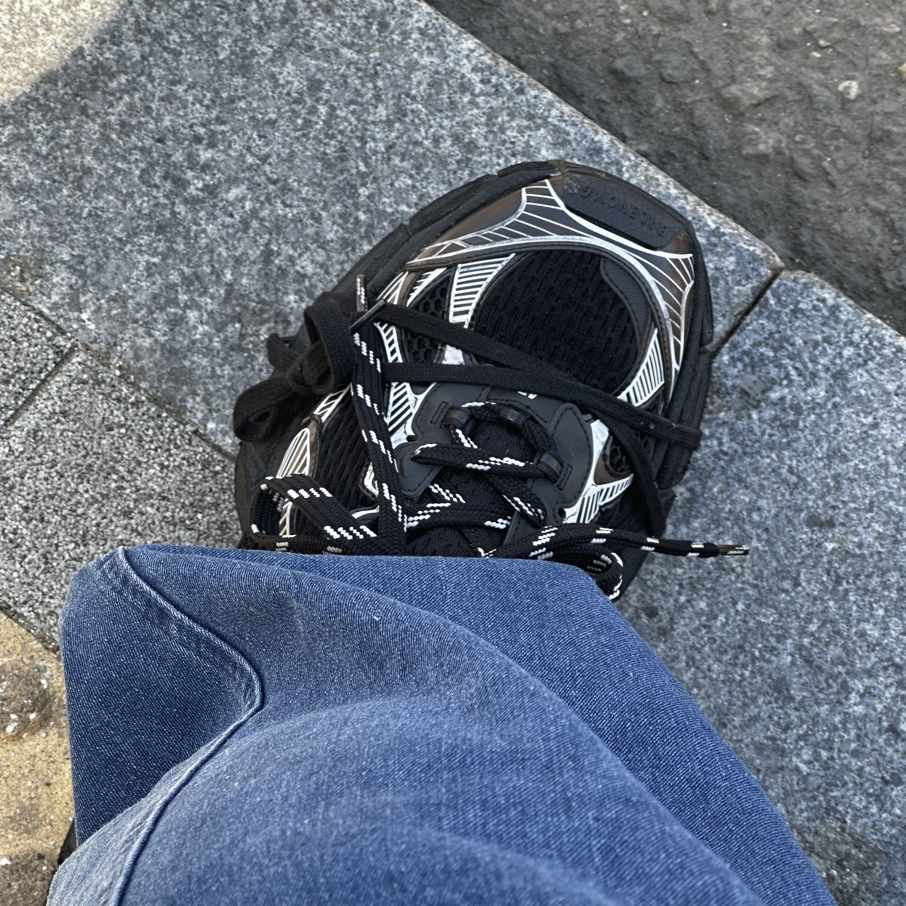 Balenciaga 3XL Sneakers Black White 착용 스타일