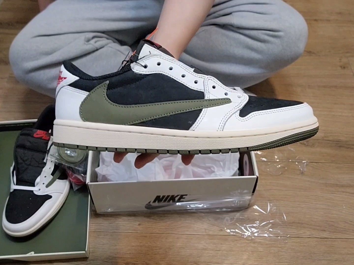 (W) Jordan 1 x Travis Scott Retro Low OG SP Medium Olive 착용 스타일 - 1