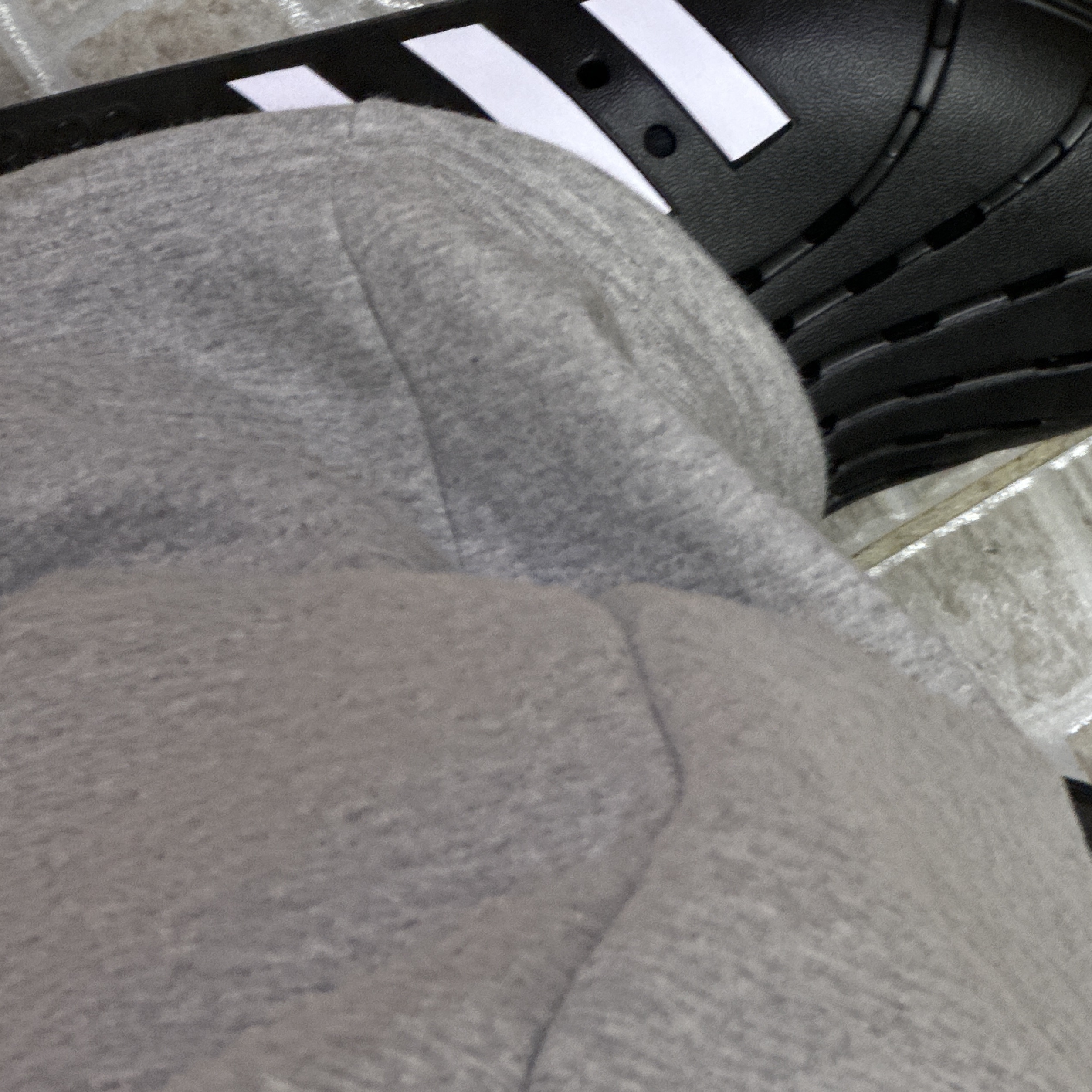 Adidas Adilette Clog Black White 착용 스타일