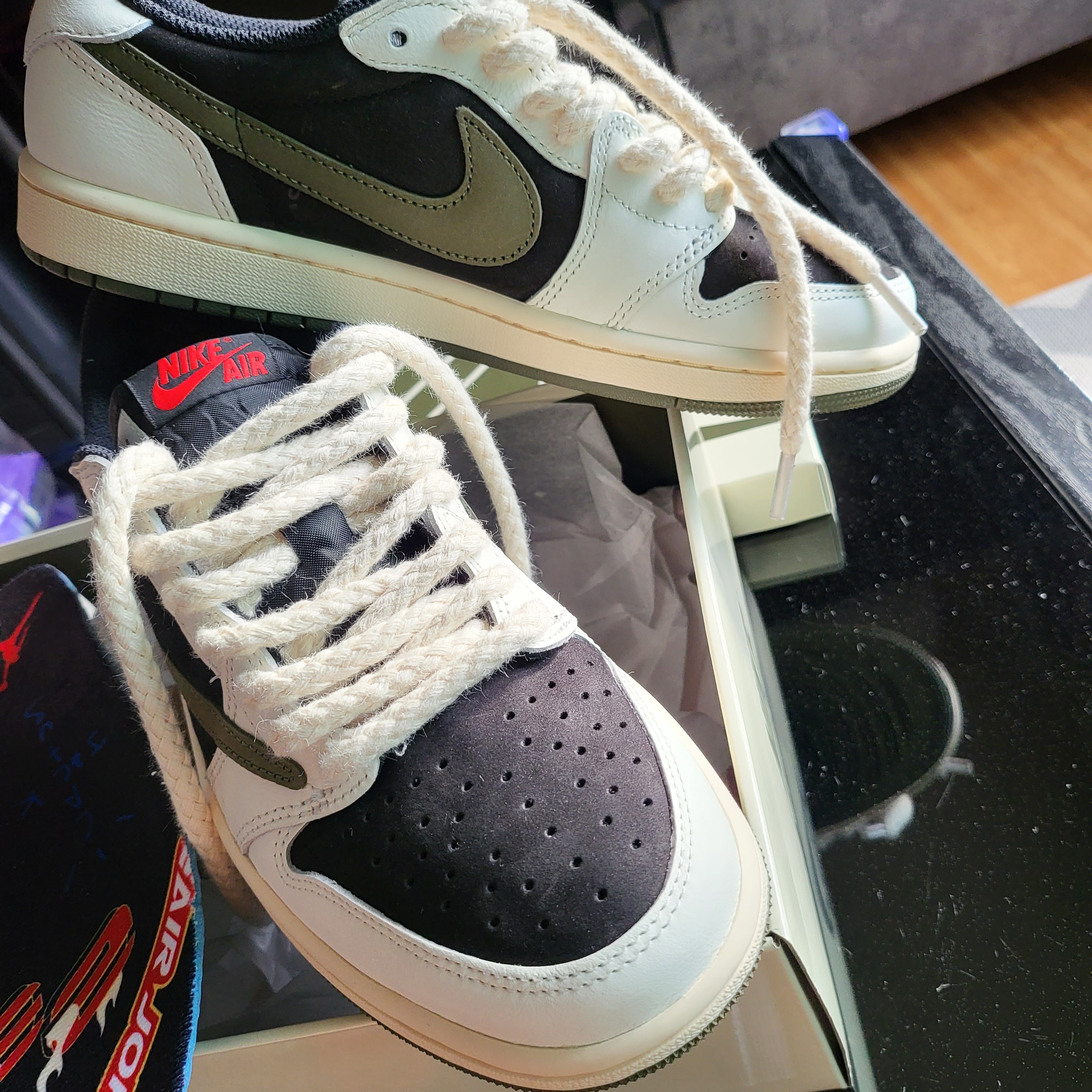 (W) Jordan 1 x Travis Scott Retro Low OG SP Medium Olive 착용 스타일 - 2