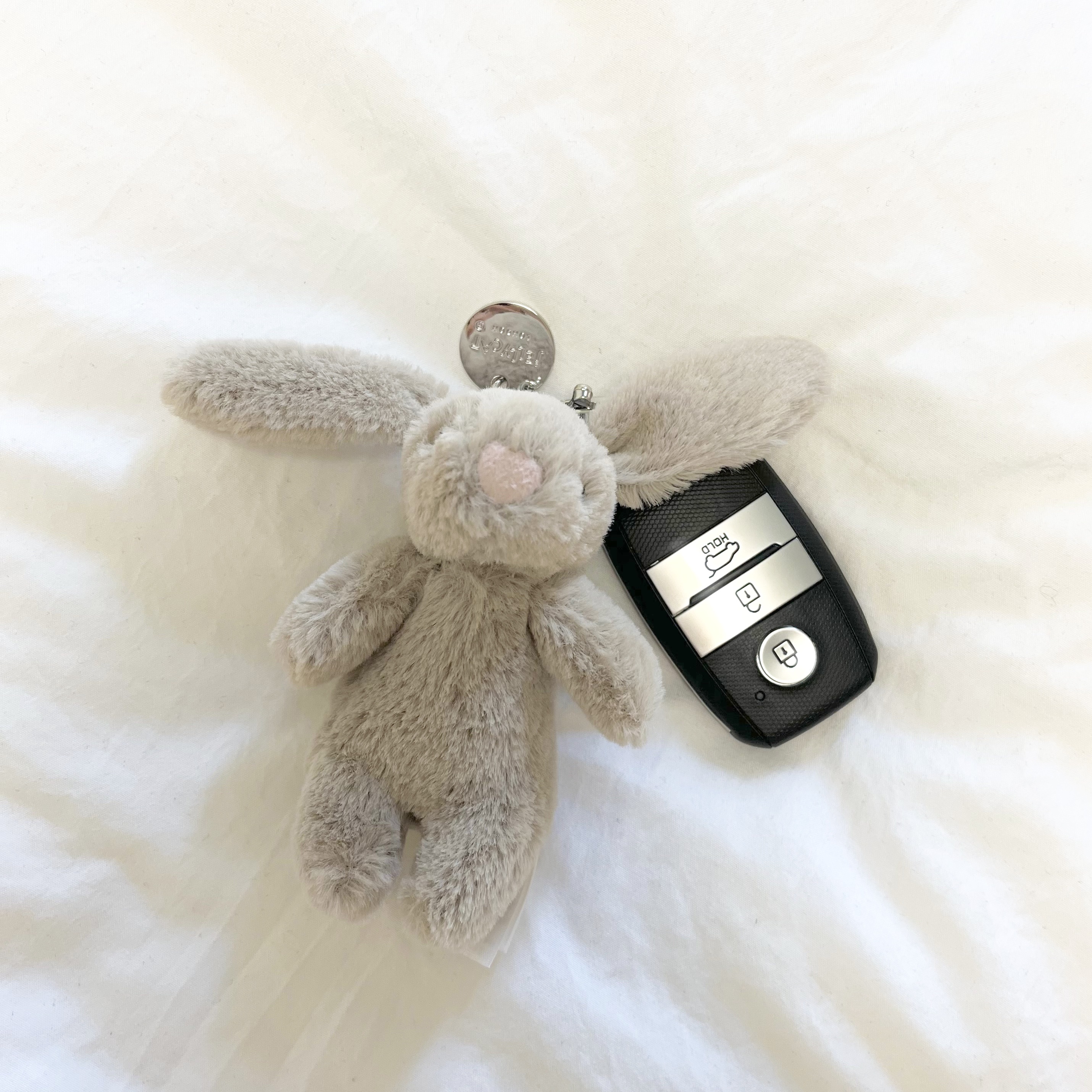 Jellycat Bashful Bunny Bag Charm Beige 착용 스타일