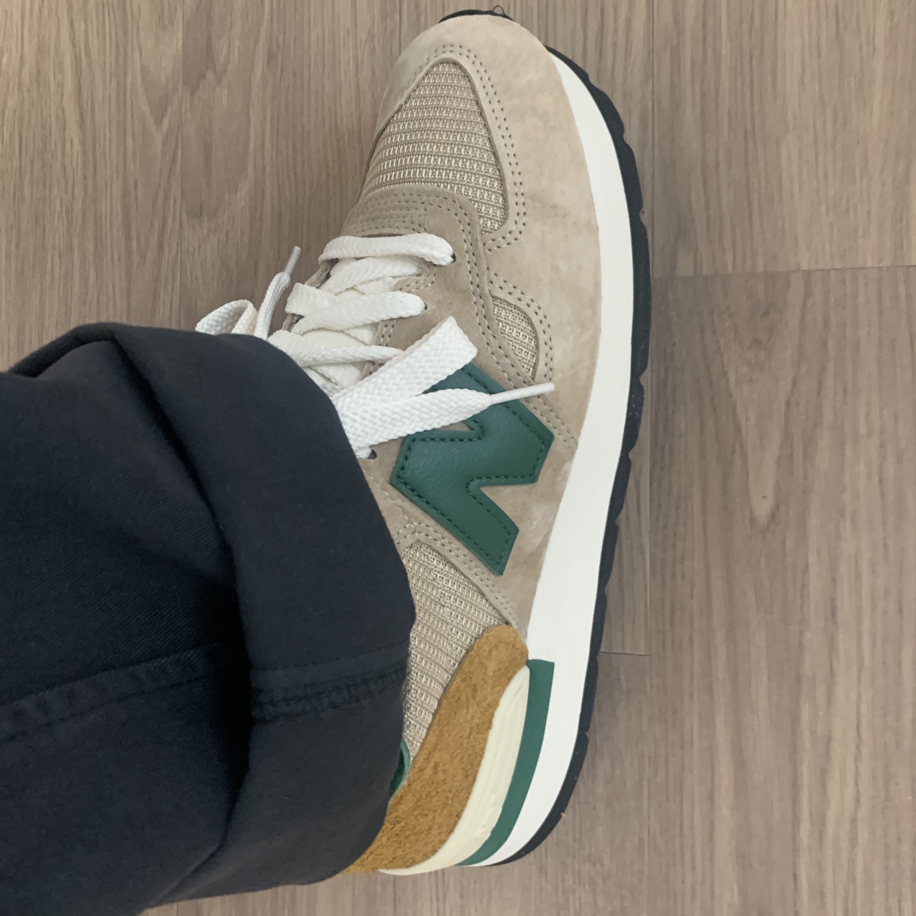 New Balance 990v1 Tan Green 착용 스타일