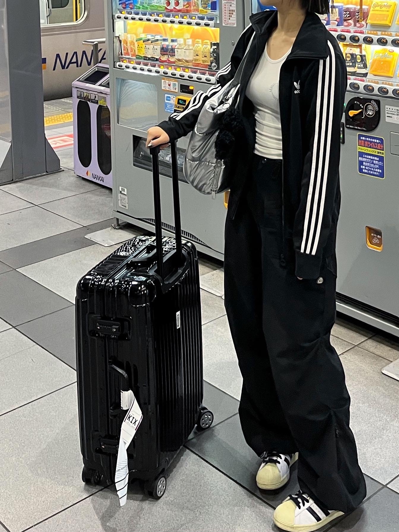 Adidas Superstar Premium White Black 착용 스타일 - 1