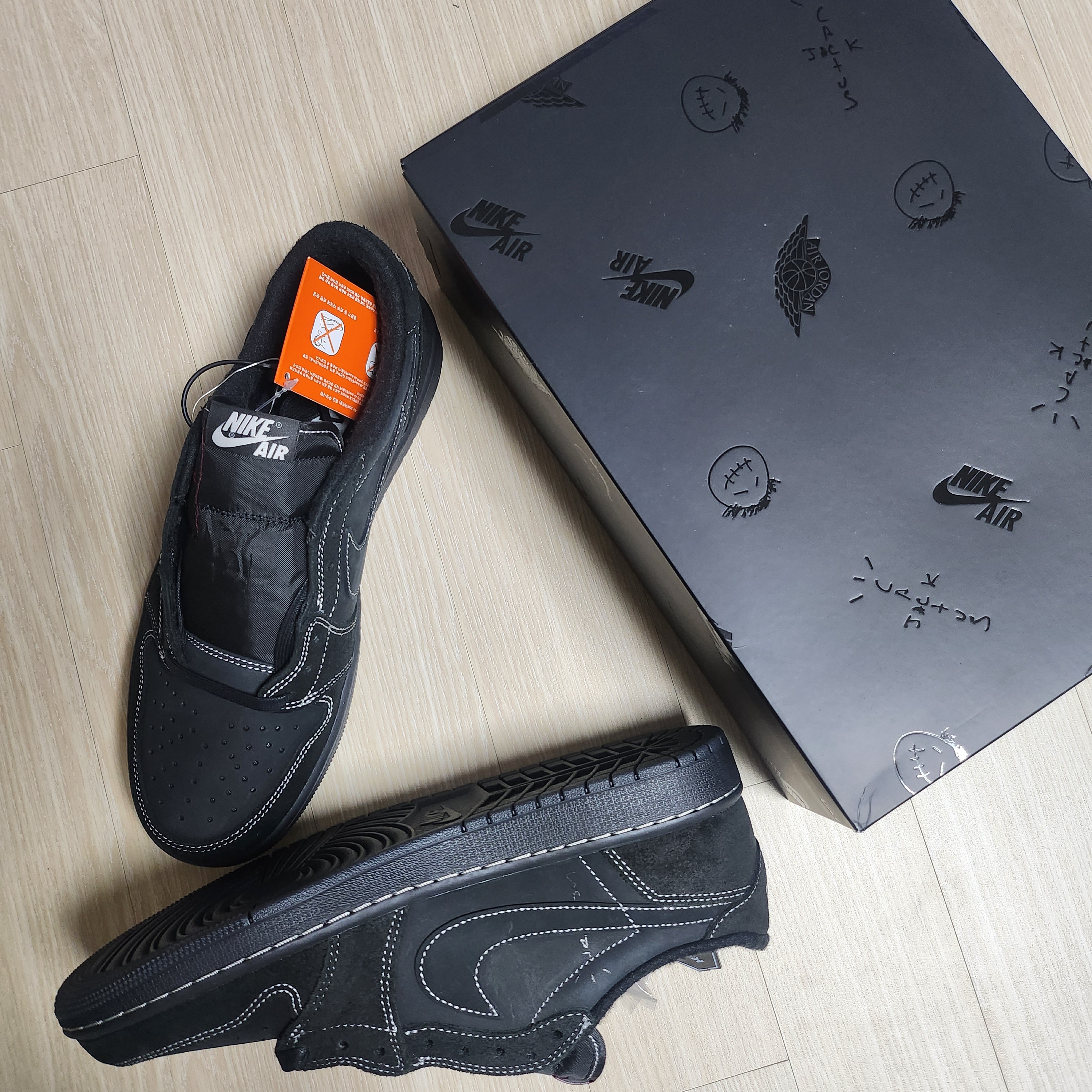 Jordan 1 x Travis Scott Retro Low OG SP Black Phantom 착용 스타일 - 2