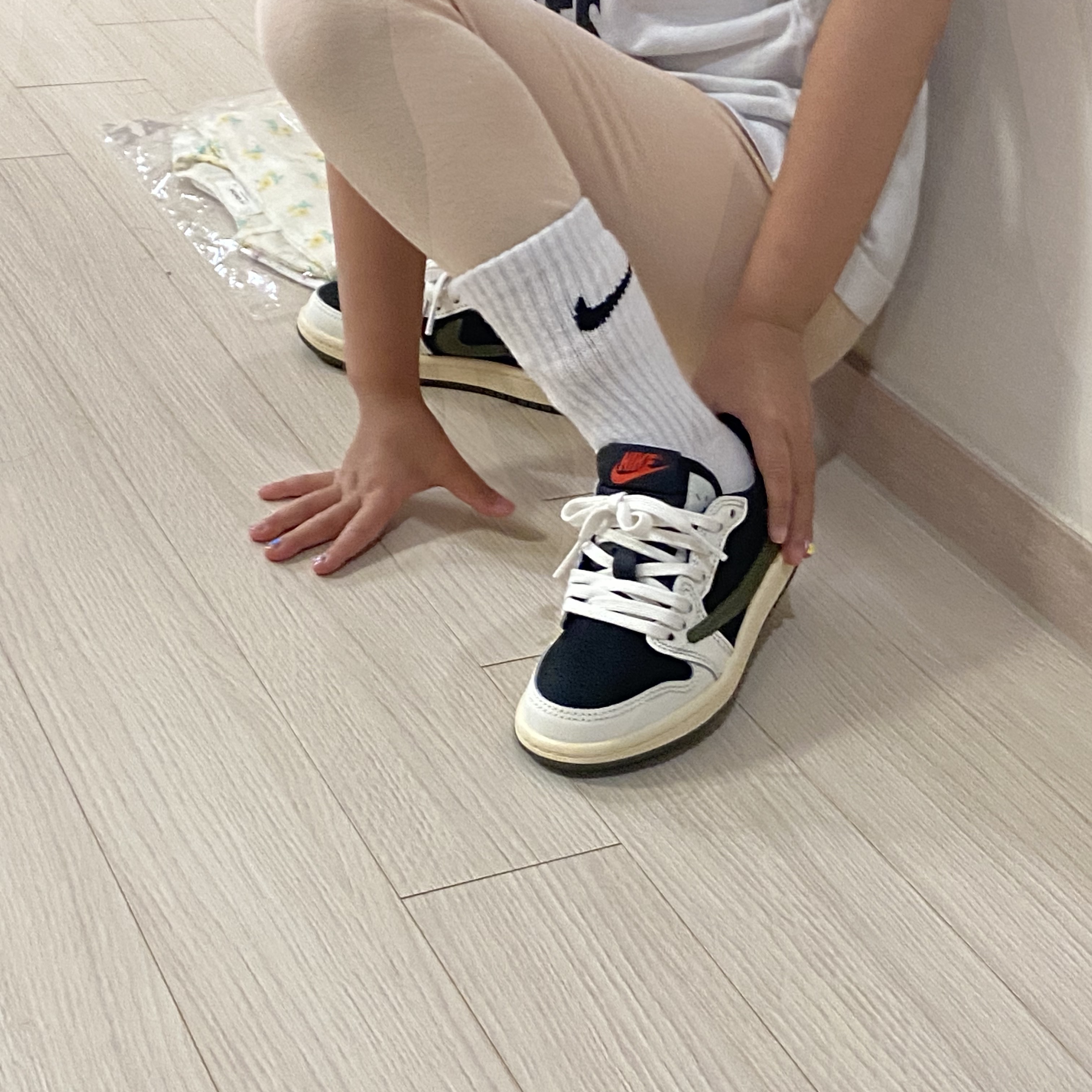 (PS) Jordan 1 x Travis Scott Retro Low OG SP Medium Olive 착용 스타일 - 2