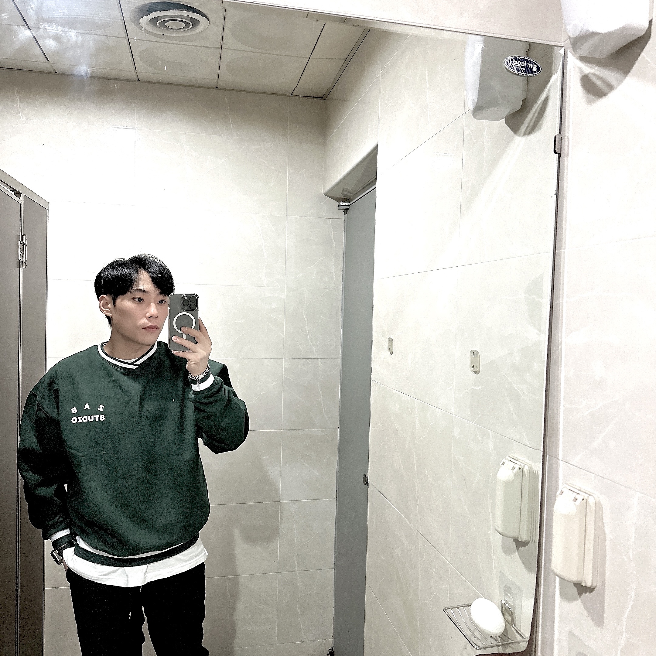 IAB Studio x Yonex Sweatshirt Green 착용 스타일