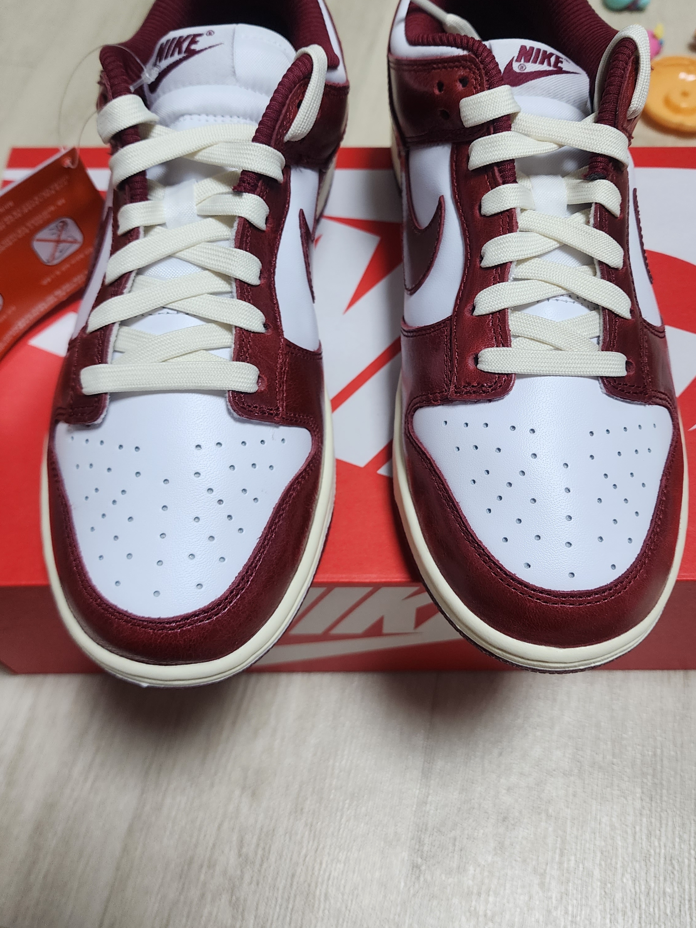 (W) Nike Dunk Low Retro PRM Team Red and White 착용 스타일 - 2