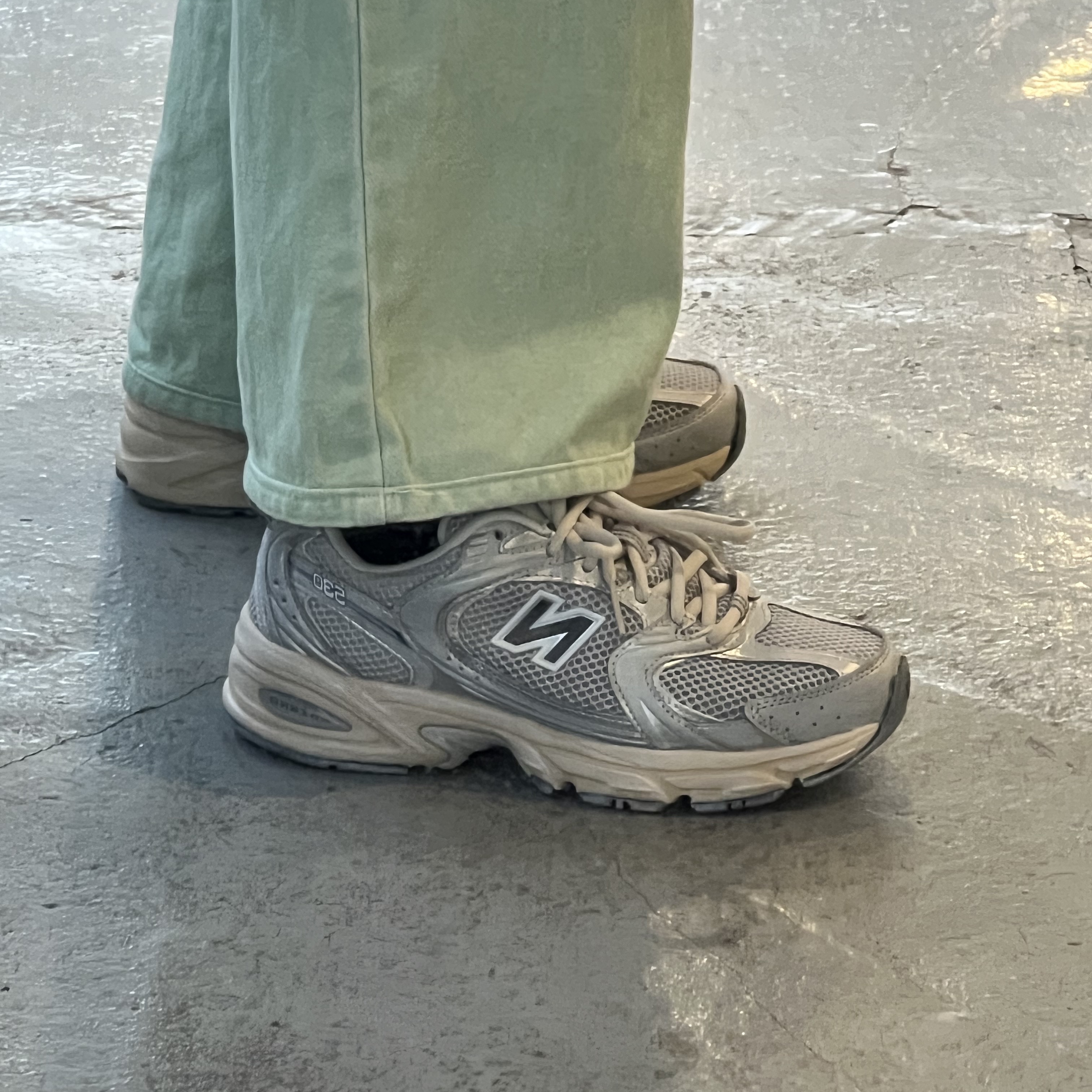 New Balance 530 Vintage Metallic Silver 착용 스타일