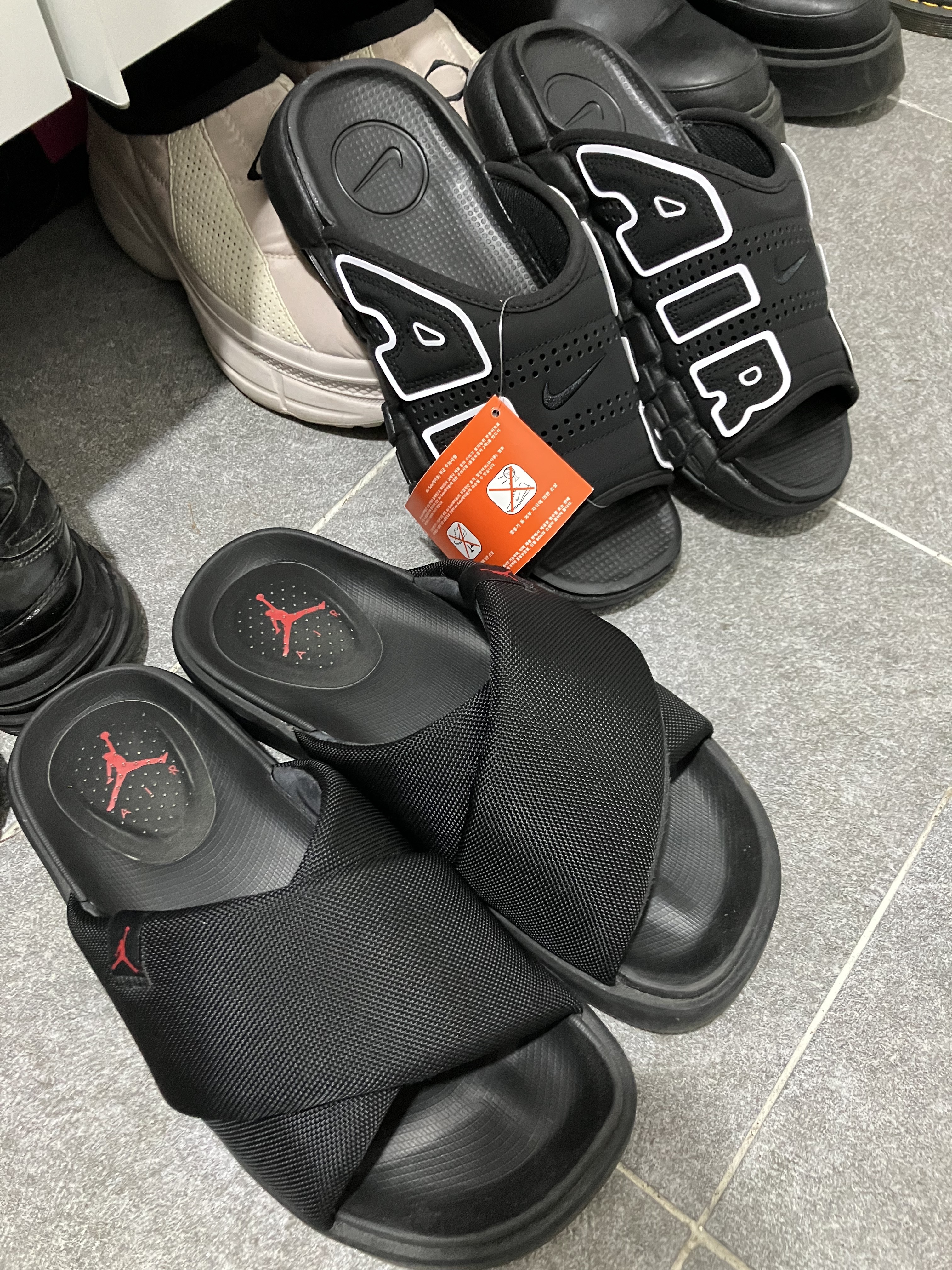 (W) Jordan Sophia Slide Black, Nike Air More Uptempo Slide Black White 착용 스타일
