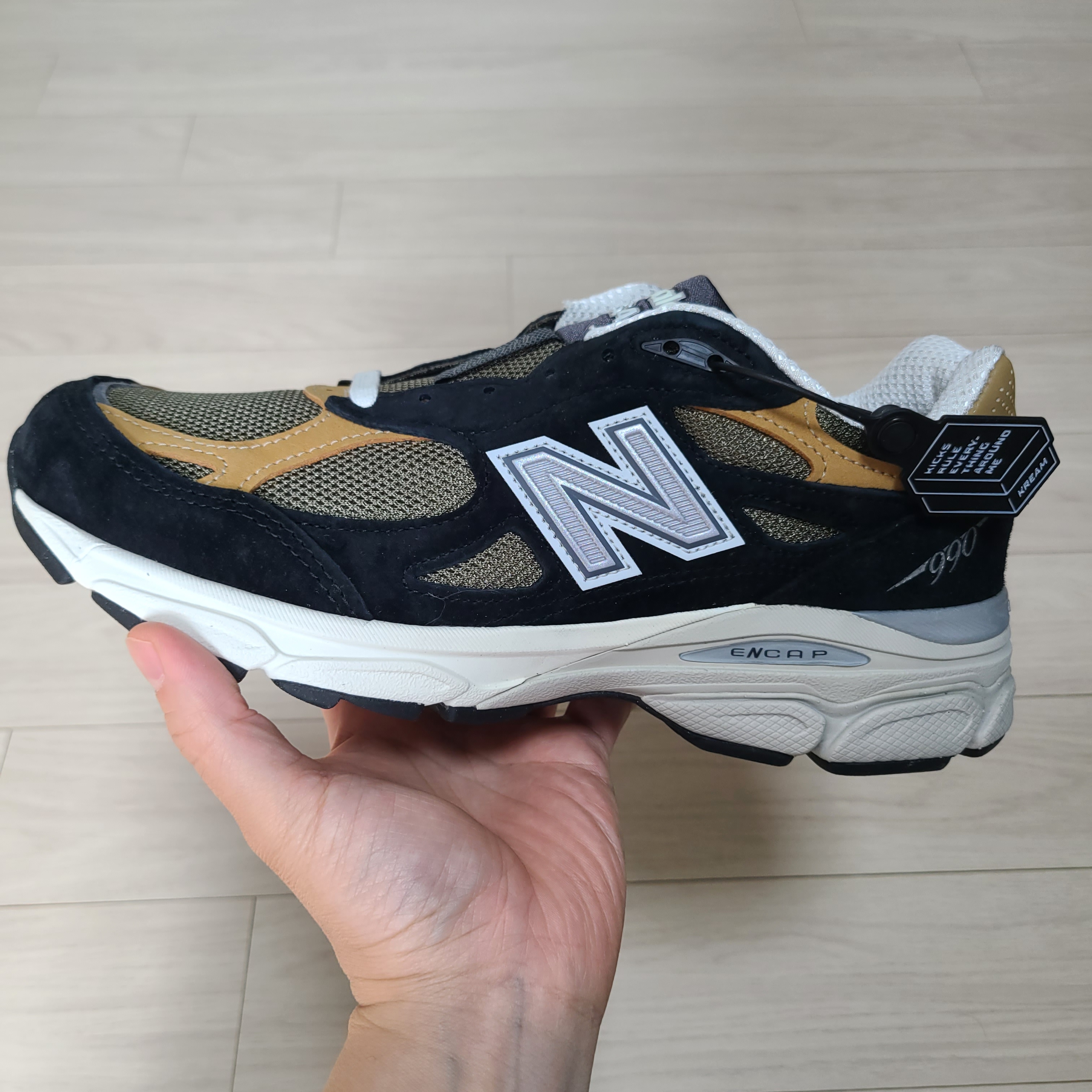 뉴발란스 990v3 메이드 인 USA 블랙 탄 착용 스타일 - 2
