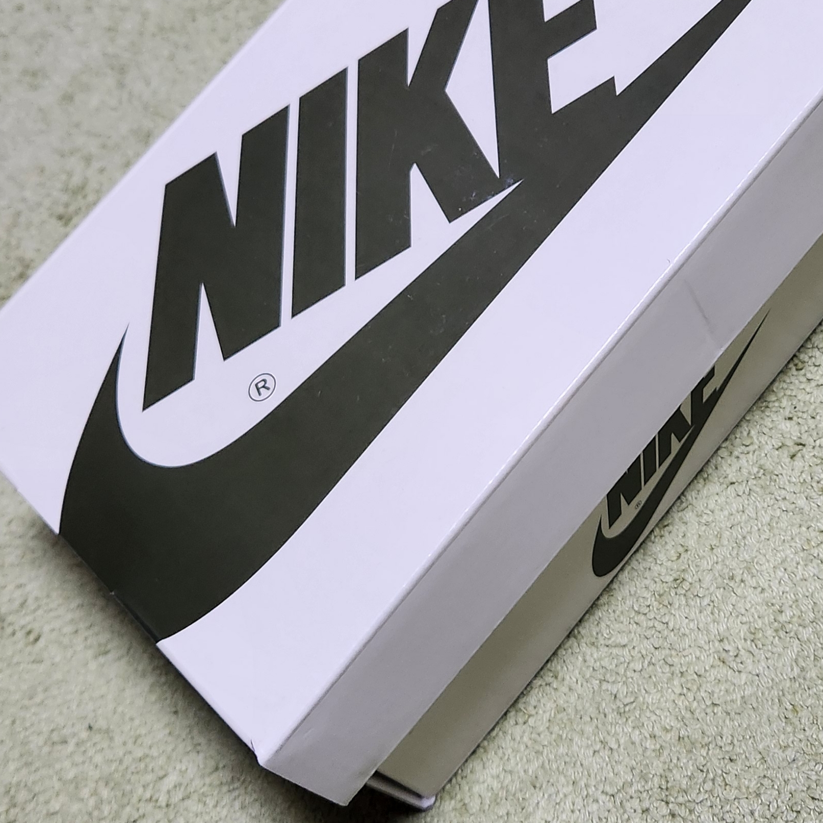 (TD) Jordan 1 x Travis Scott Retro Low OG SP Medium Olive, Jordan 1 x Travis Scott Retro Low OG SP Black Phantom 착용 스타일 - 2