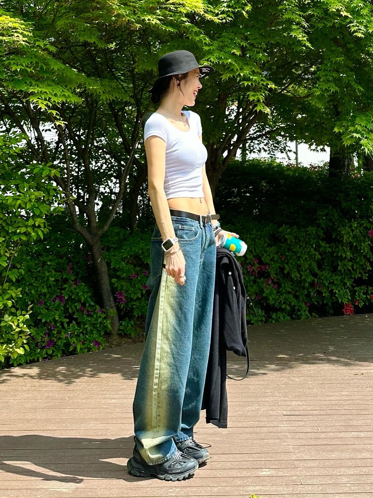 (W) Balenciaga Track Sneakers Black White, Balenciaga Wheel XS Drawstring Bucket Bag Black White 착용 스타일 - 2