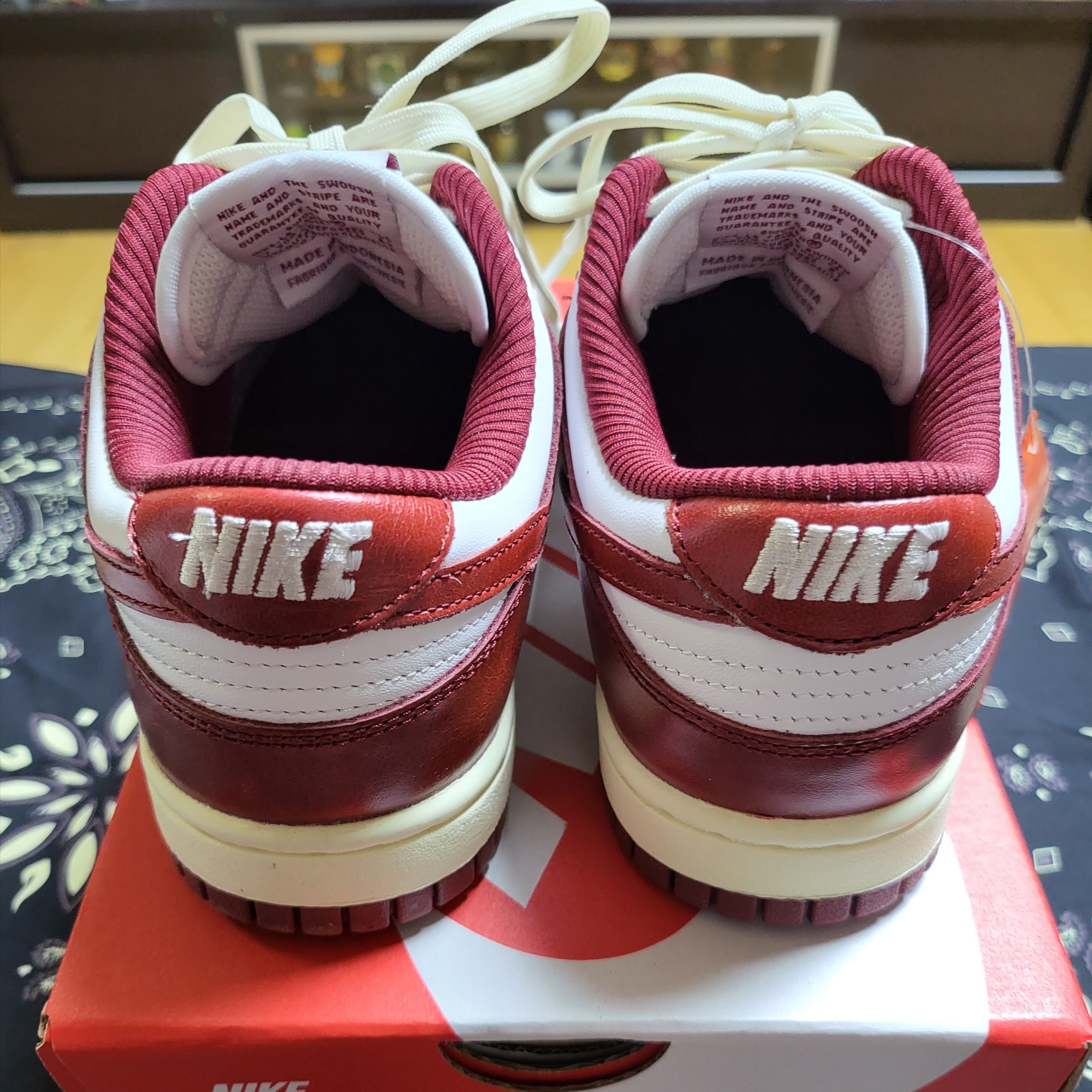 (W) Nike Dunk Low Retro PRM Team Red and White 착용 스타일 - 2