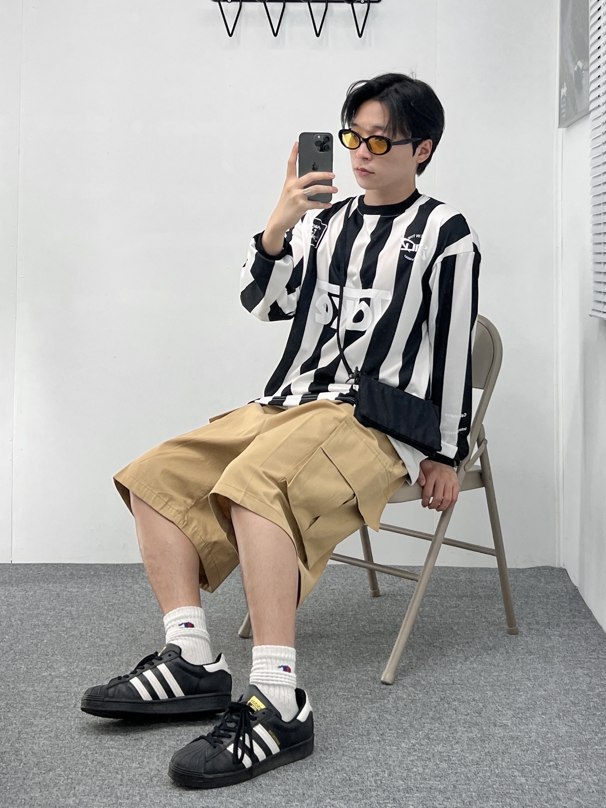 Adidas Superstar Core Black White 착용 스타일 - 1