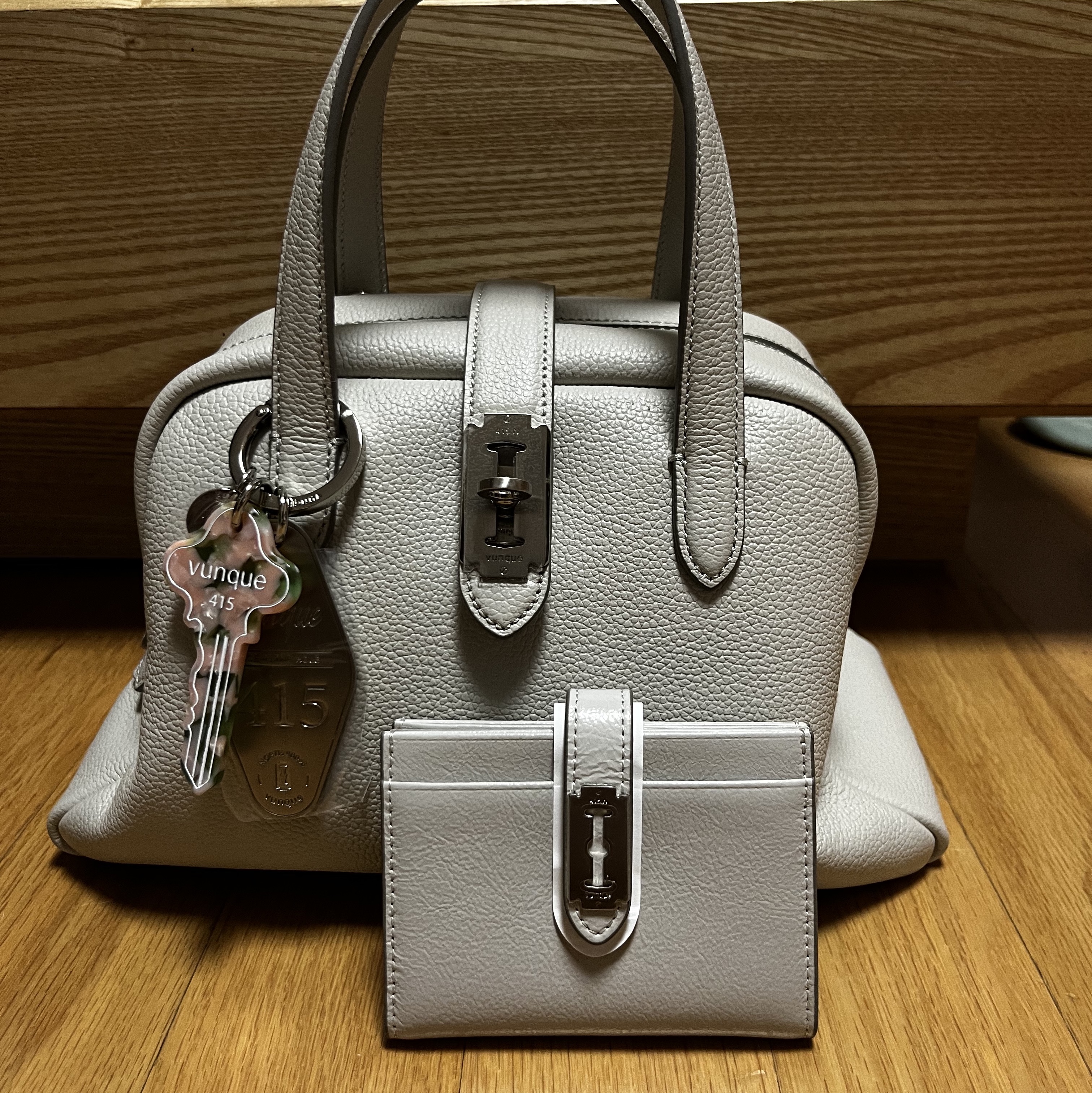 Vunque Toque Small Tote Light Beige, Vunque Magpie Card Wallet Light Beige 착용 스타일