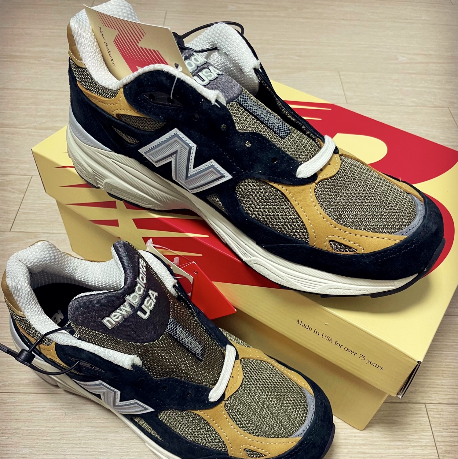 뉴발란스 990v3 메이드 인 USA 블랙 탄 착용 스타일 - 1