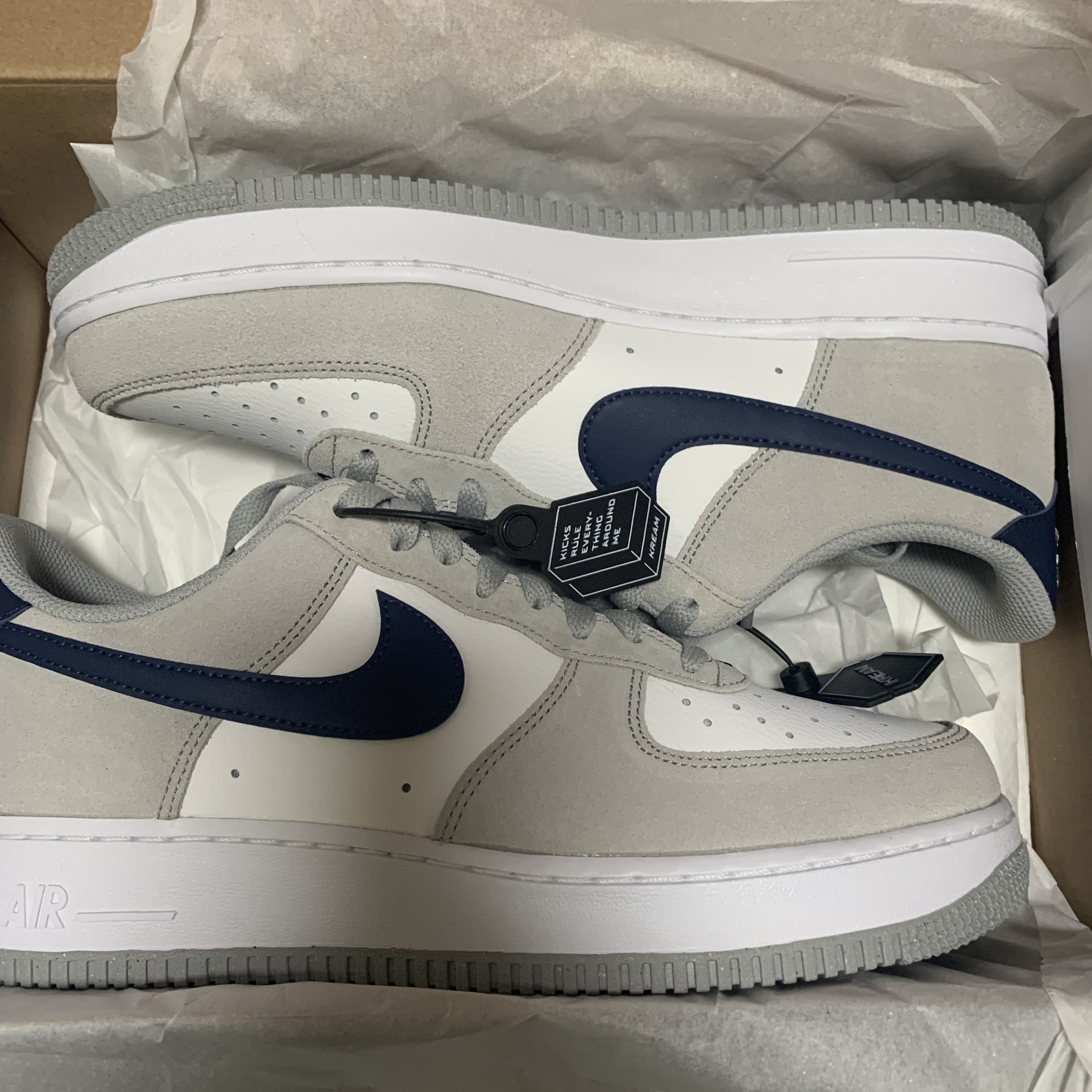 Nike Air Force 1 '07 Light Smoke Grey Midnight Navy 착용 스타일