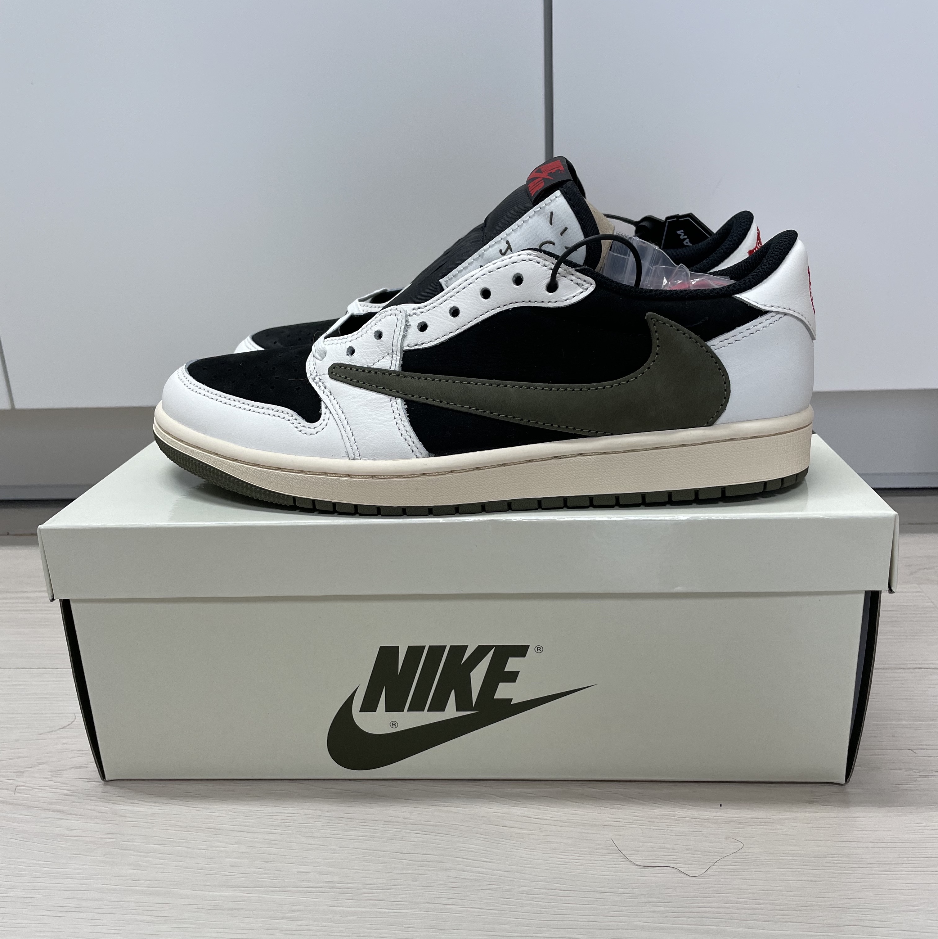 (W) Jordan 1 x Travis Scott Retro Low OG SP Medium Olive 착용 스타일 - 2