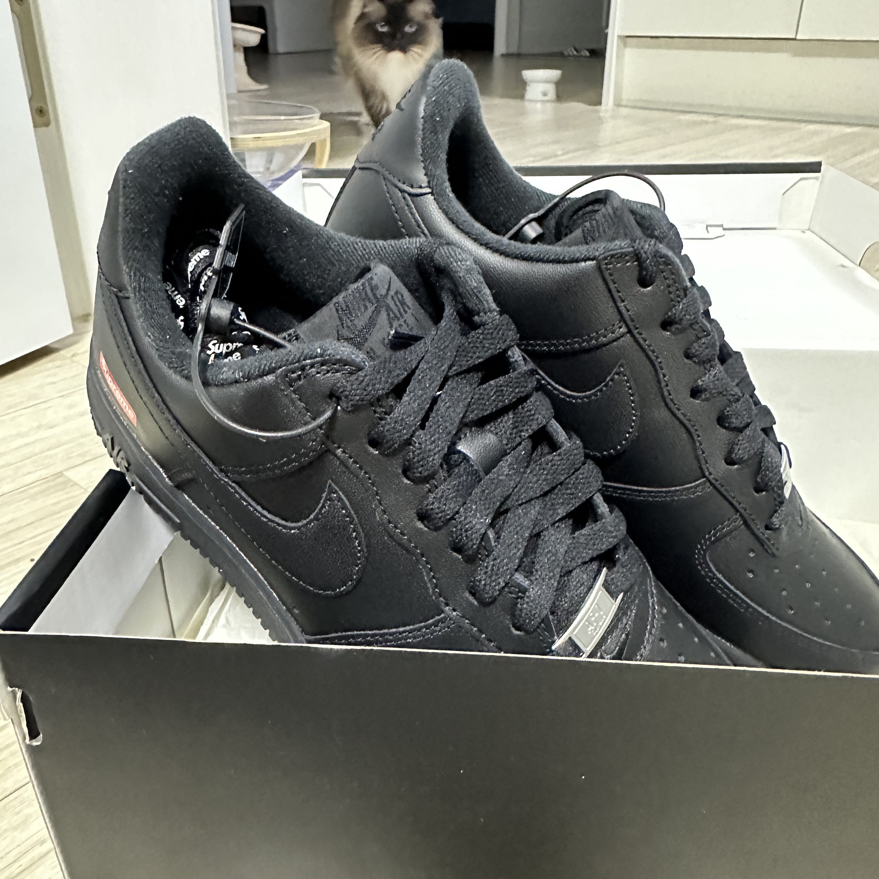 Nike x Supreme Air Force 1 Low Black 착용 스타일 - 2