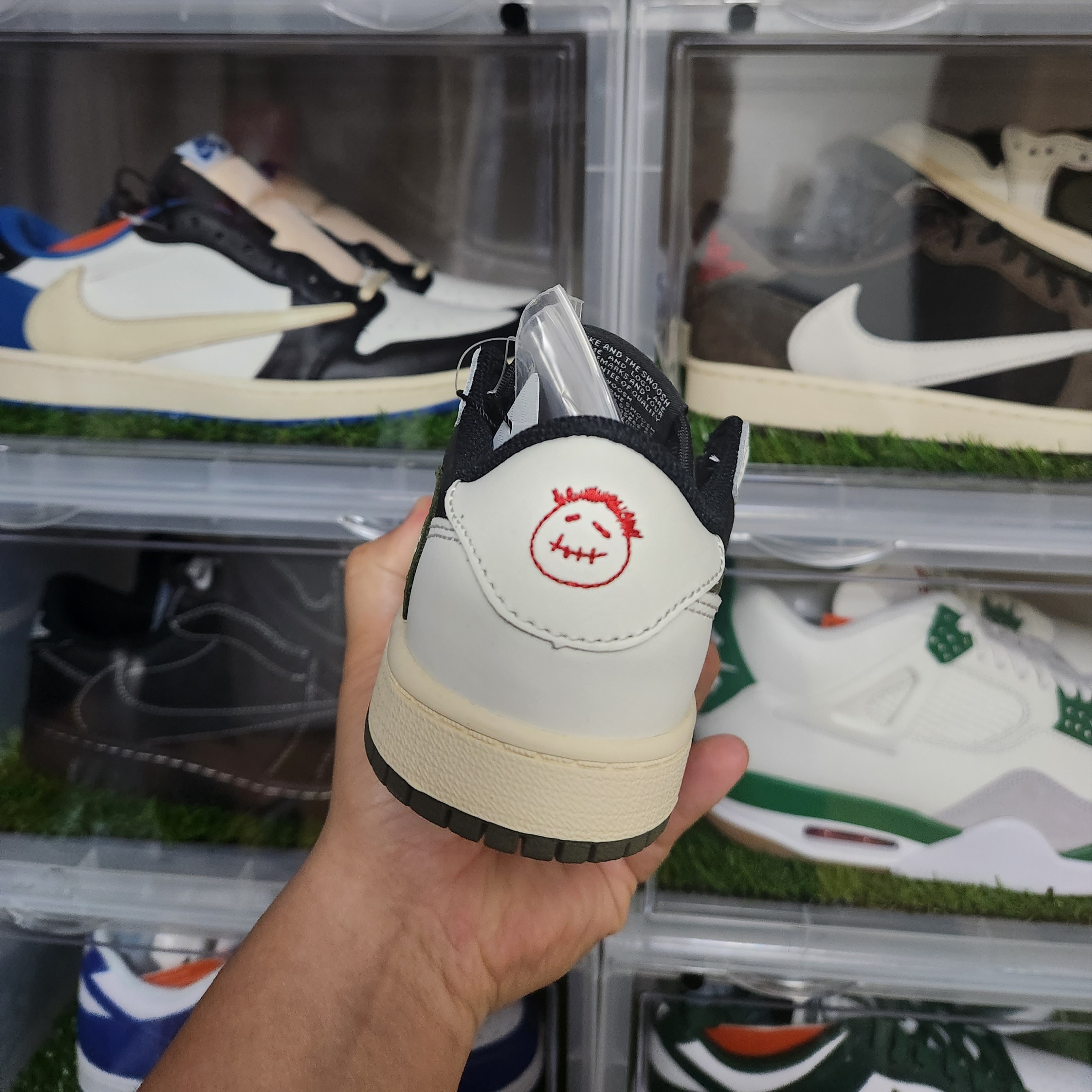 (PS) Jordan 1 x Travis Scott Retro Low OG SP Medium Olive 착용 스타일 - 3