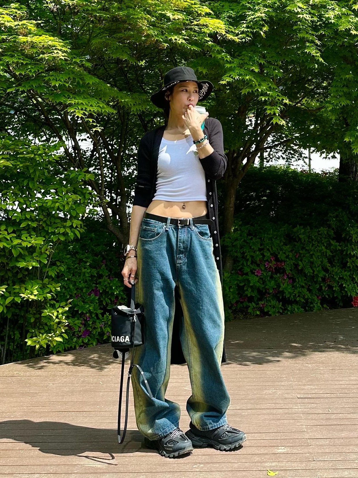 (W) Balenciaga Track Sneakers Black White, Balenciaga Wheel XS Drawstring Bucket Bag Black White 착용 스타일 - 1