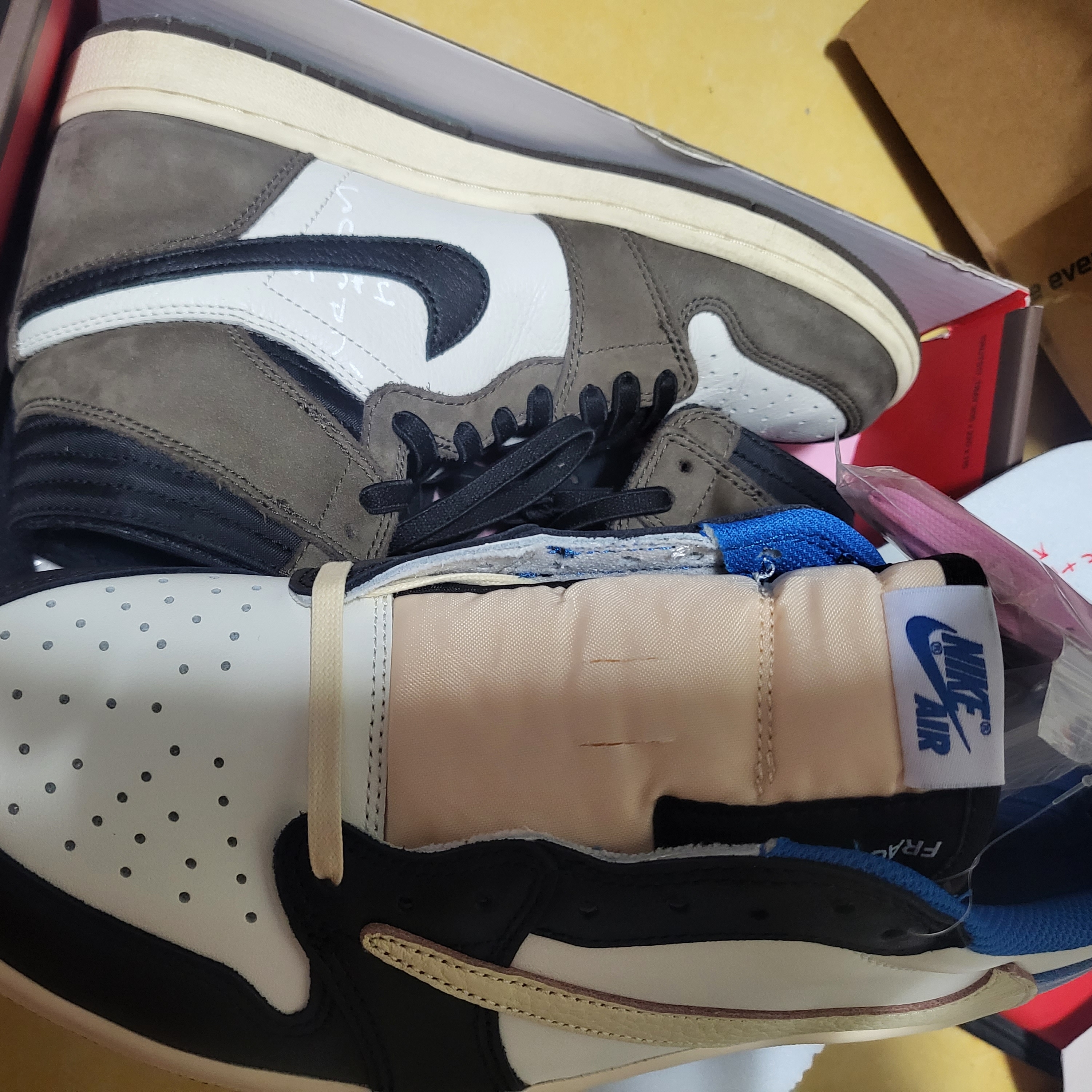 Jordan 1 x Travis Scott x Fragment Retro Low OG SP Military Blue, Jordan 1 x Travis Scott Retro High OG SP Mocha 착용 스타일