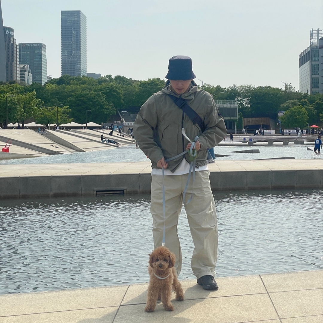 Prada Re-Nylon Bucket Hat Navy, Rootfinder Olle Parka Light Olive 착용 스타일 - 2