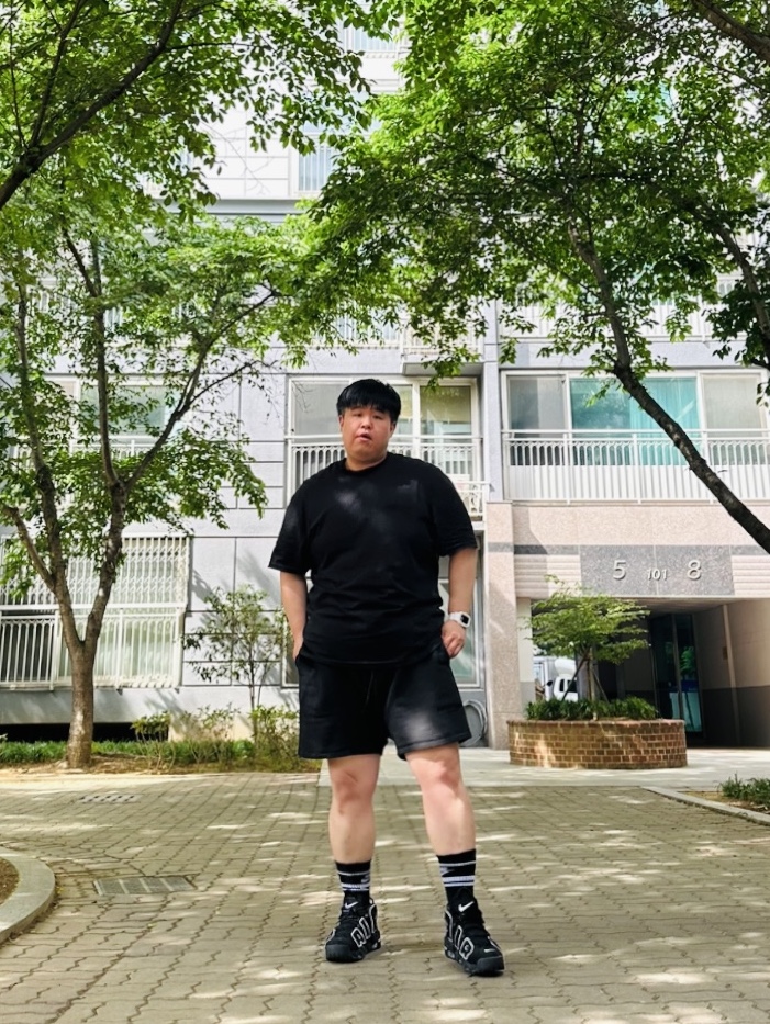Essentials The Core Collection Sweatshorts Stretch Limo, Essentials The Core Collection T-Shirt Stretch Limo 착용 스타일