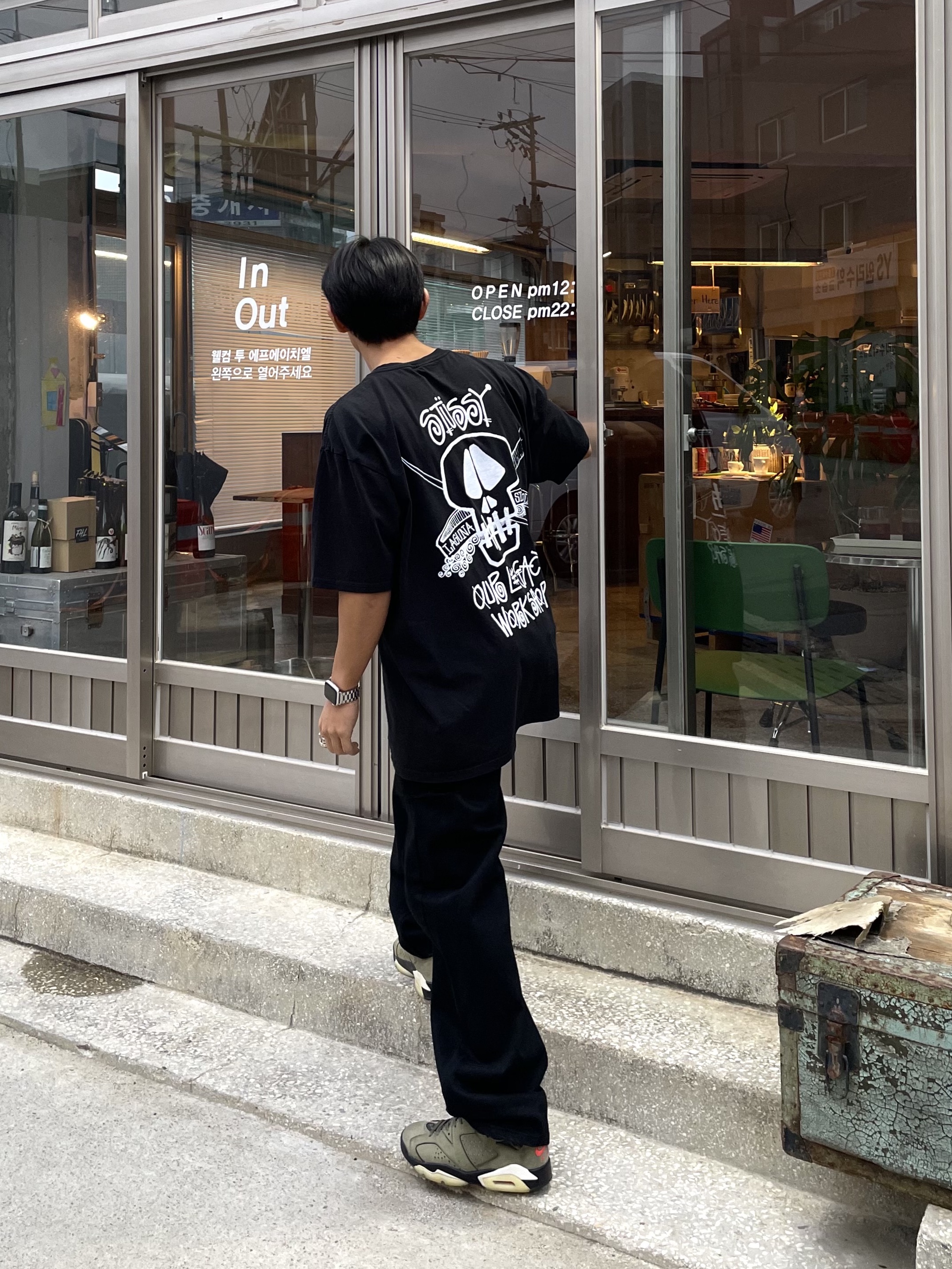 Stussy x Our Legacy Work Shop Surf Skull Pigment Dyed T-Shirt Black, Jordan 6 x Travis Scott Retro Olive 착용 스타일 - 2