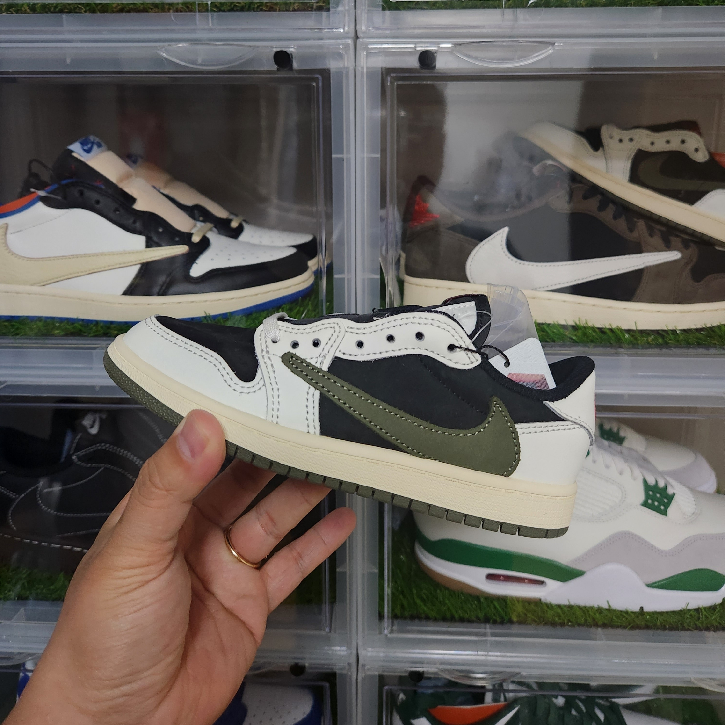 (PS) Jordan 1 x Travis Scott Retro Low OG SP Medium Olive 착용 스타일 - 1