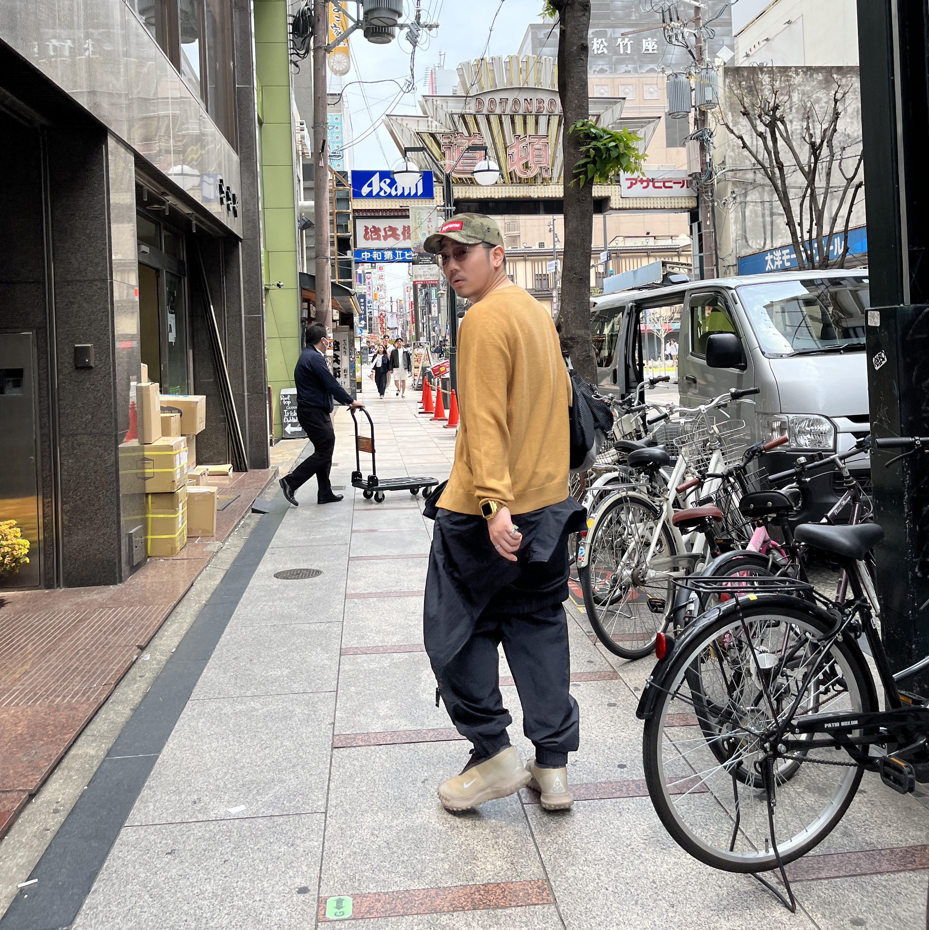 Nike ACG Mountain Fly Gore-Tex Khaki, Nike NRG Solo Swoosh Woven Track Jacket Black - Asia 착용 스타일