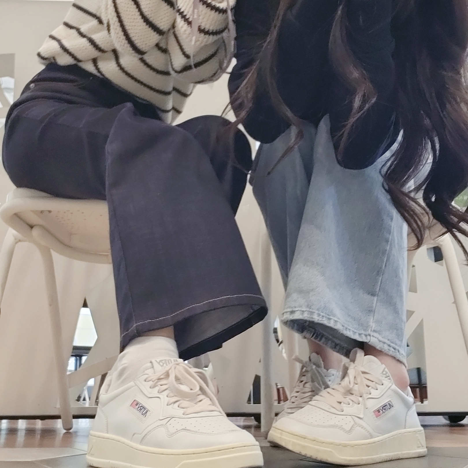 (W) Autry Medalist Low Leather Sneakers White 착용 스타일 - 1