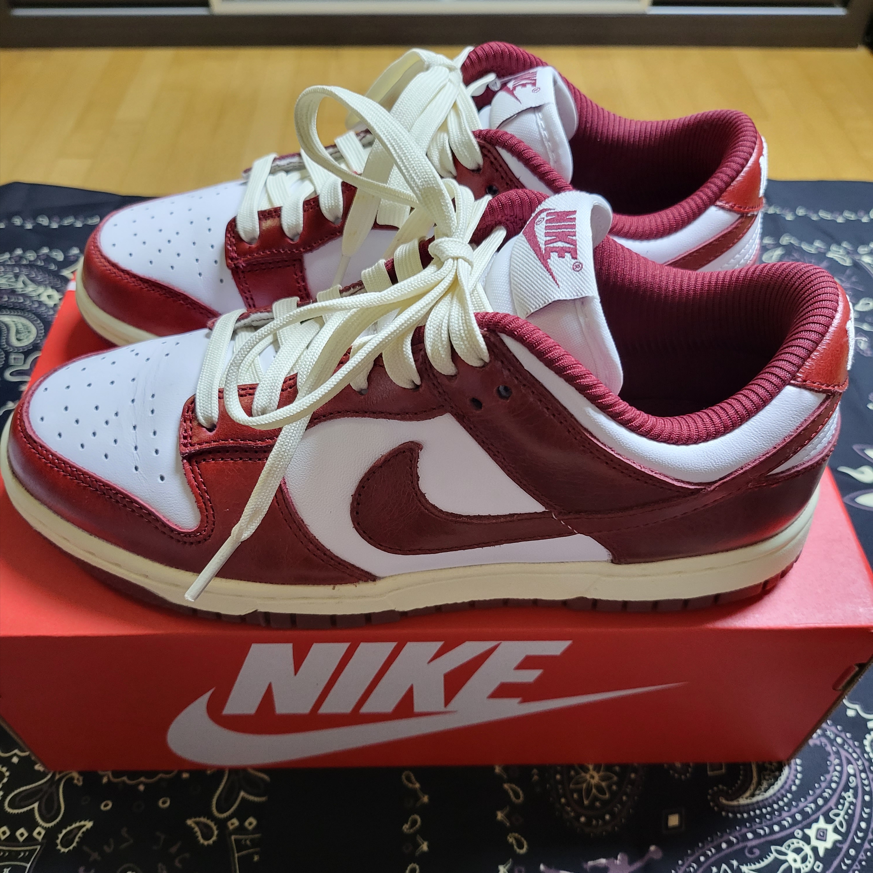 (W) Nike Dunk Low Retro PRM Team Red and White 착용 스타일 - 4