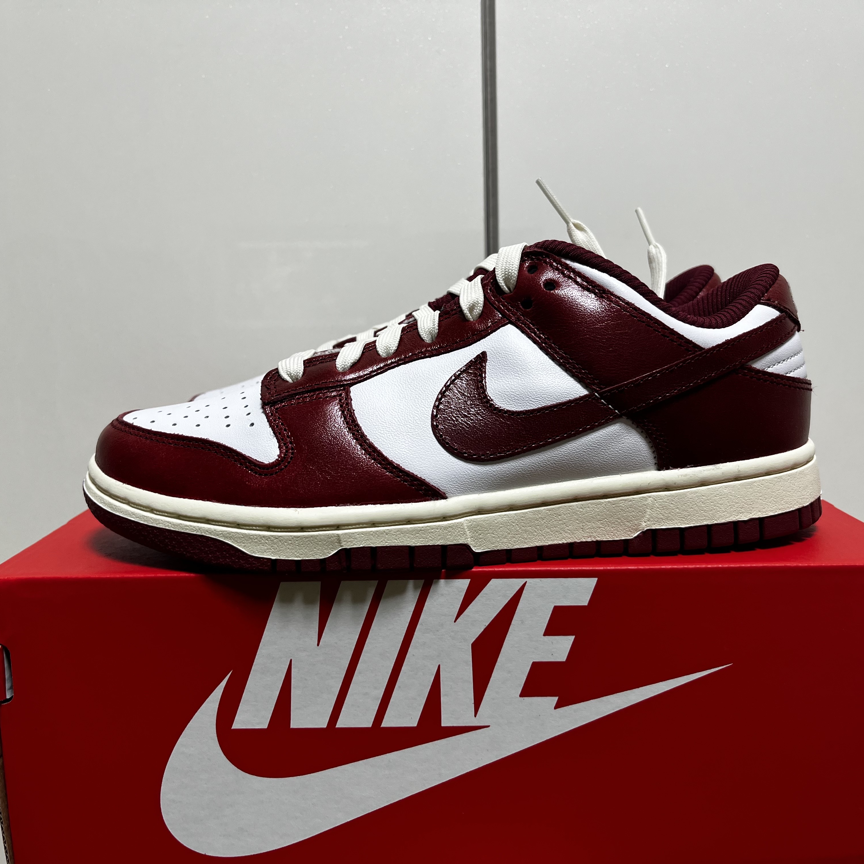 (W) Nike Dunk Low Retro PRM Team Red and White 착용 스타일