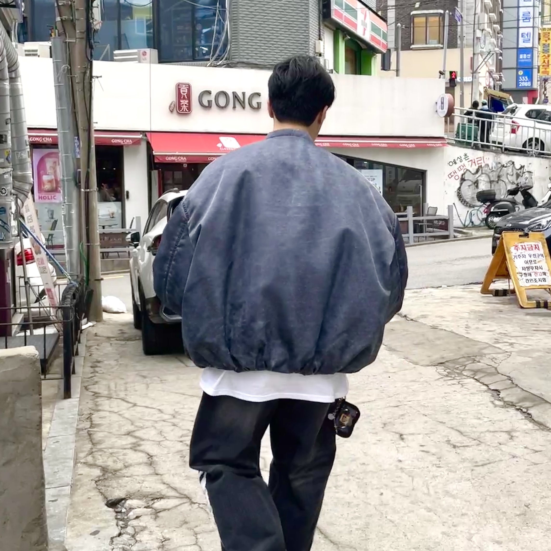 발렌시아가 3XL 스니커즈 원 아웃 그레이 화이트 블루, 휴먼 메이드 밀리터리 카드 케이스 블랙 착용 스타일 - 3