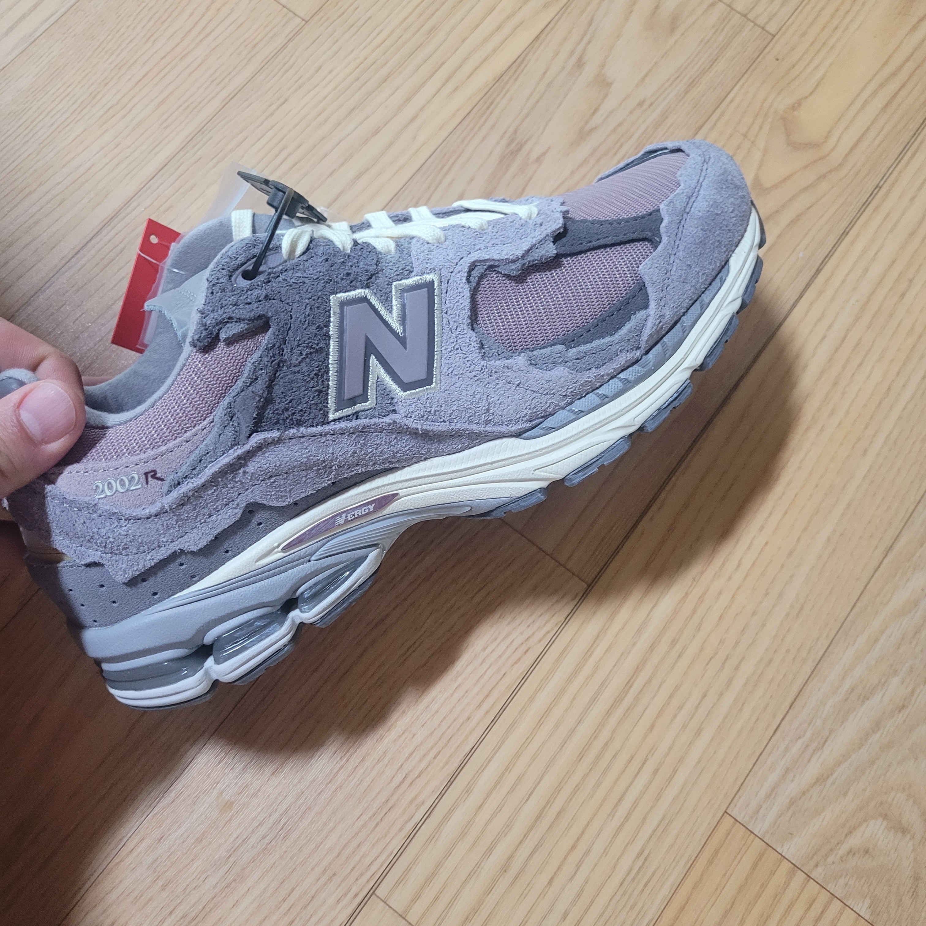 New Balance 2002R Protection Pack Zinc Eiffel Tower 착용 스타일
