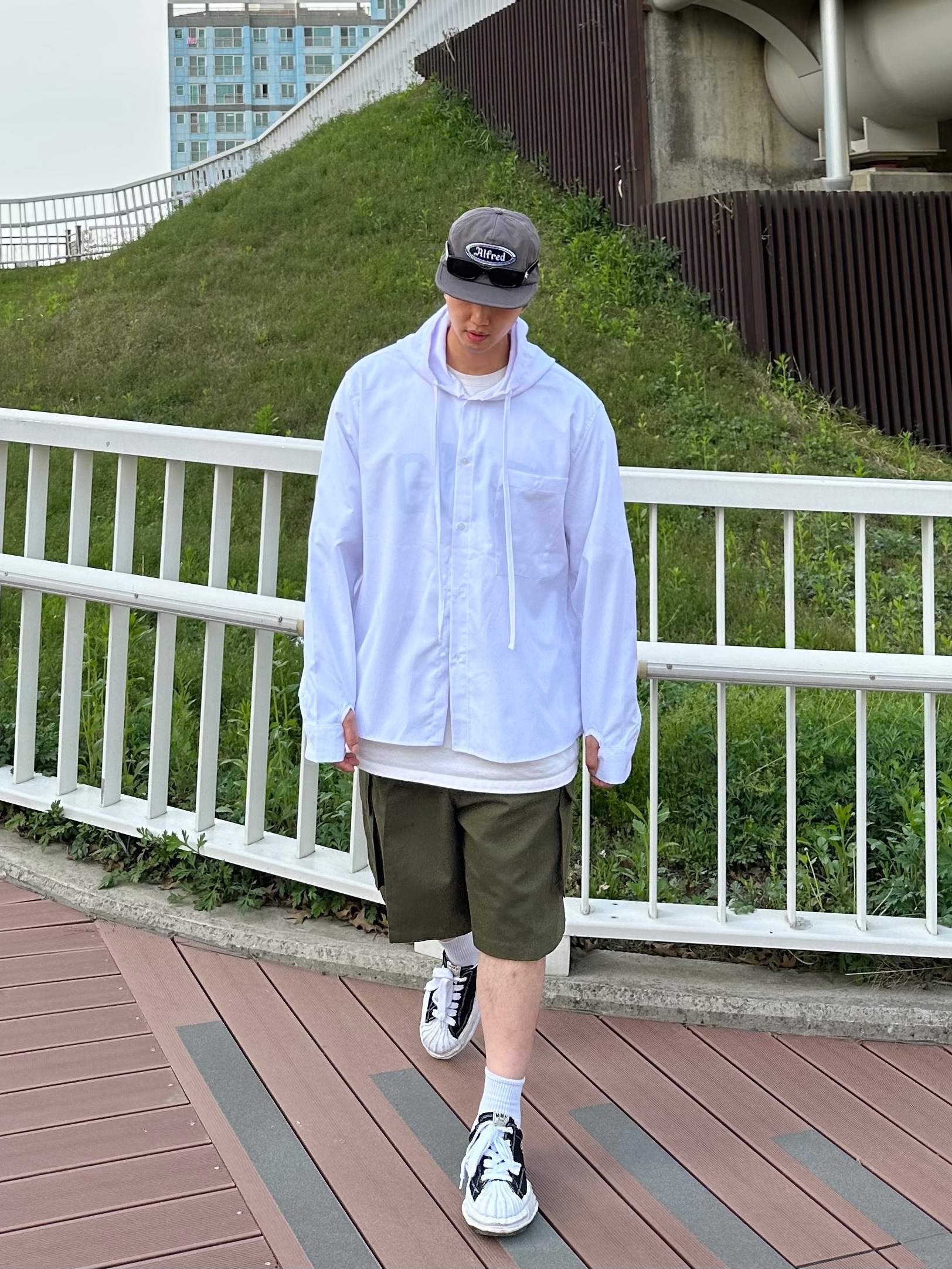 메종 미하라 야스히로 블레이키 OG 솔 캔버스 로우탑 스니커즈 블랙 화이트 착용 스타일 - 4