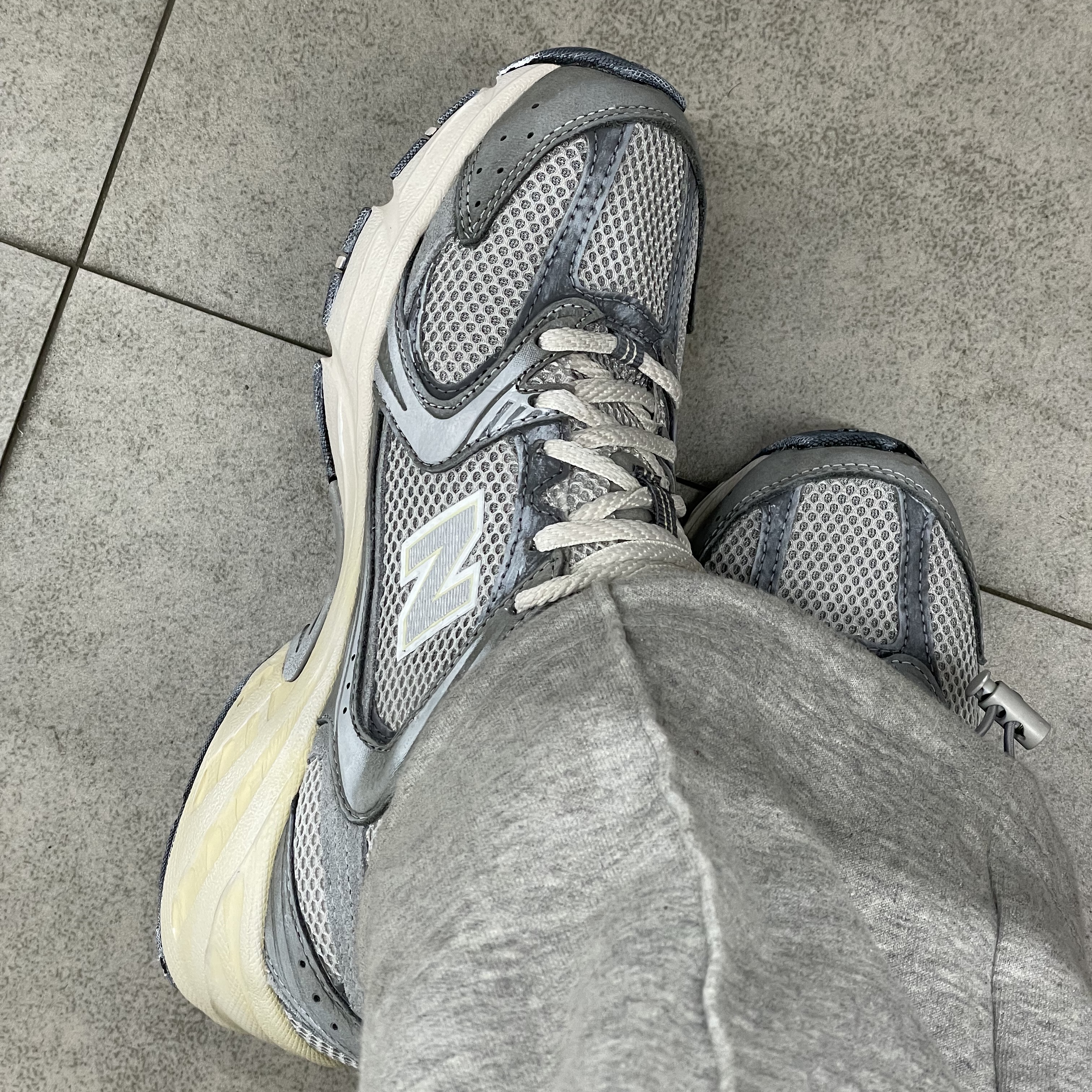 New Balance 530 Premium Vintage Grey Matter 착용 스타일