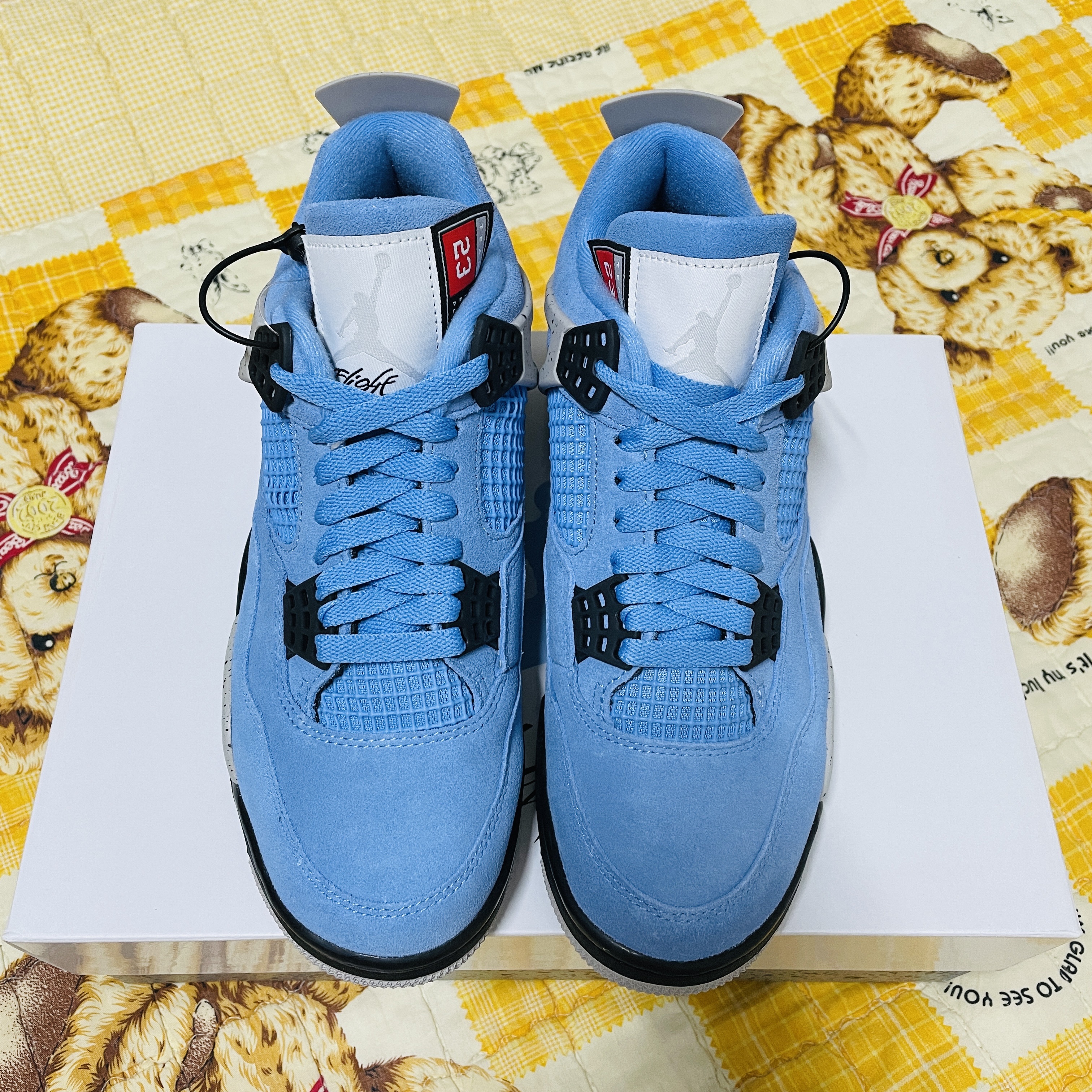 Jordan 4 Retro University Blue 착용 스타일 - 1