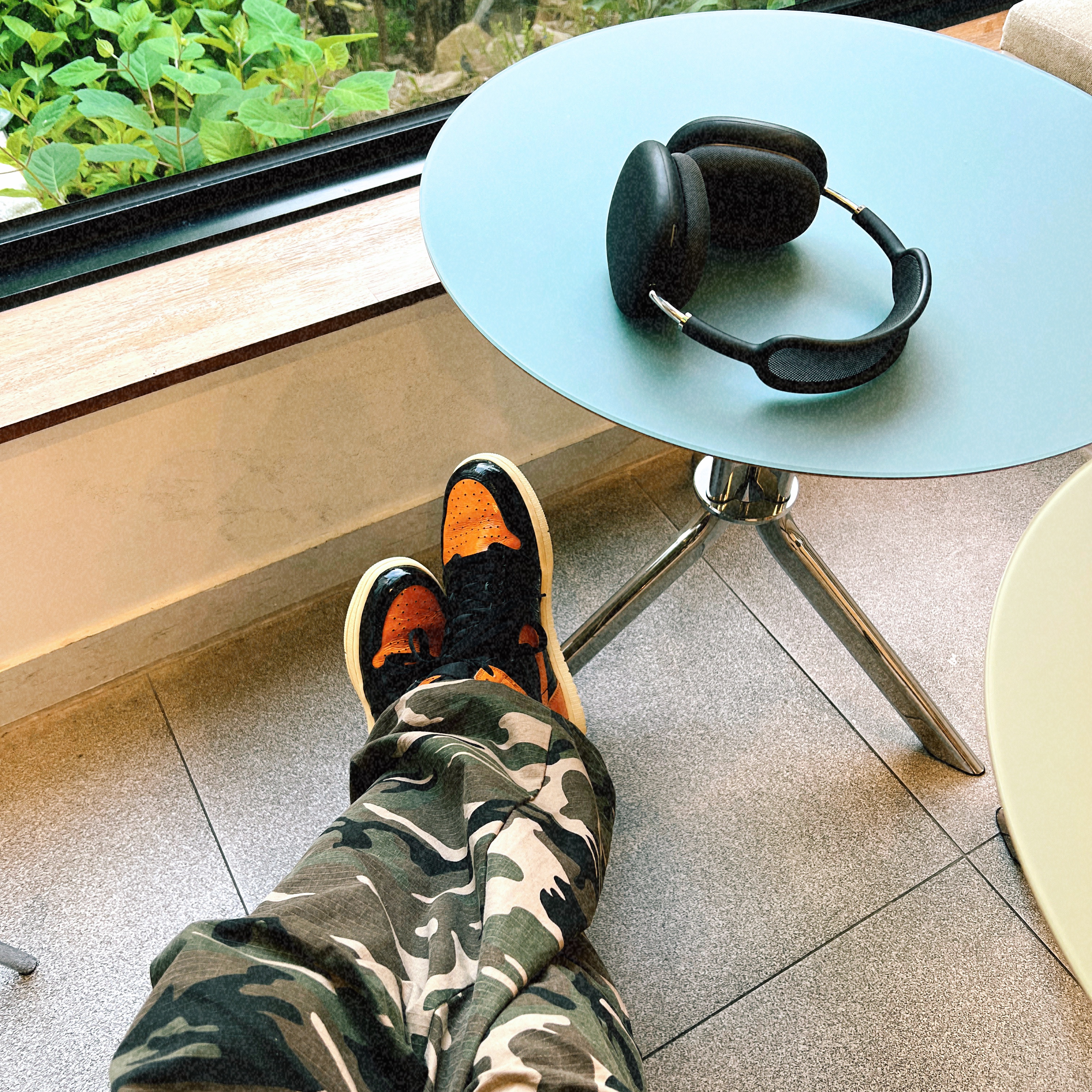 Jordan 1 Retro High Shattered Backboard 3.0, Apple AirPods Max Lightning Space Gray (Korean Ver.) 착용 스타일 - 1