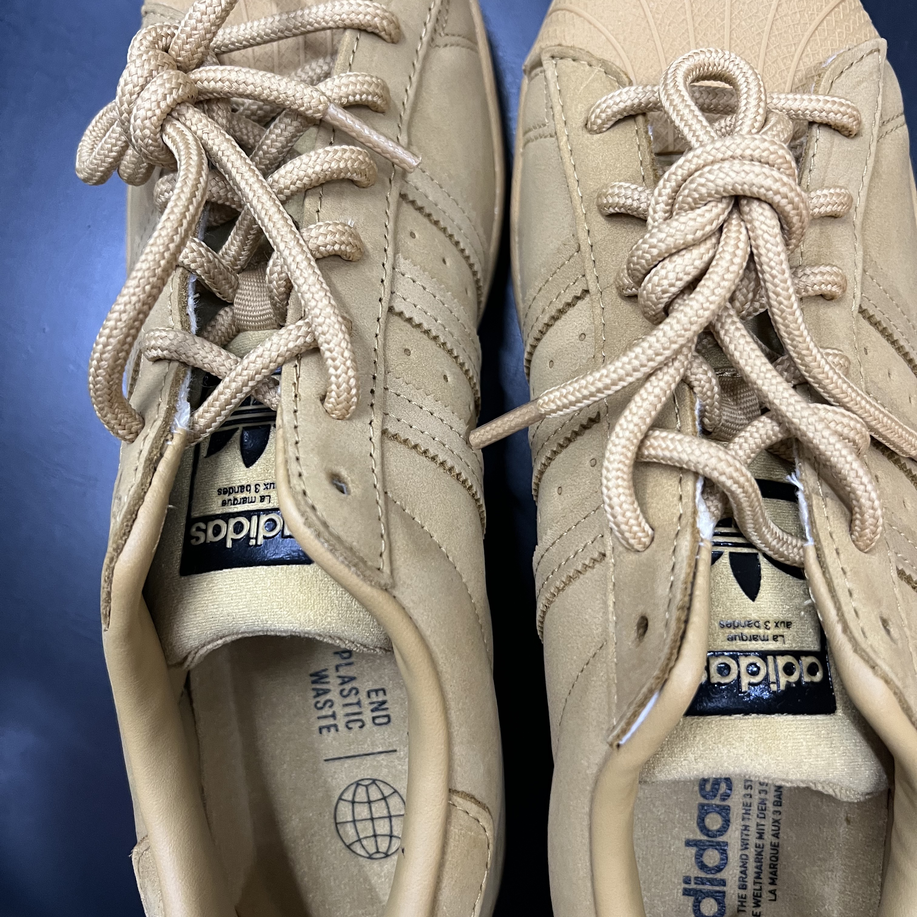 Adidas Superstar Golden Beige 착용 스타일